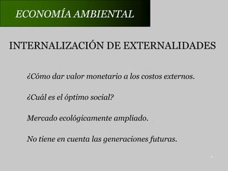 ECONOMÍA AMBIENTALSUSTENTABILIDAD DÉBILUna economía mundial que está basada en la energía delos combustibles fósiles se considera sostenible (débil)porque esa riqueza crematística proporciona ahorros, ypor tanto inversiones que compensan el deterioro delcapital hecho por los humanos y del “capital natural”. 
