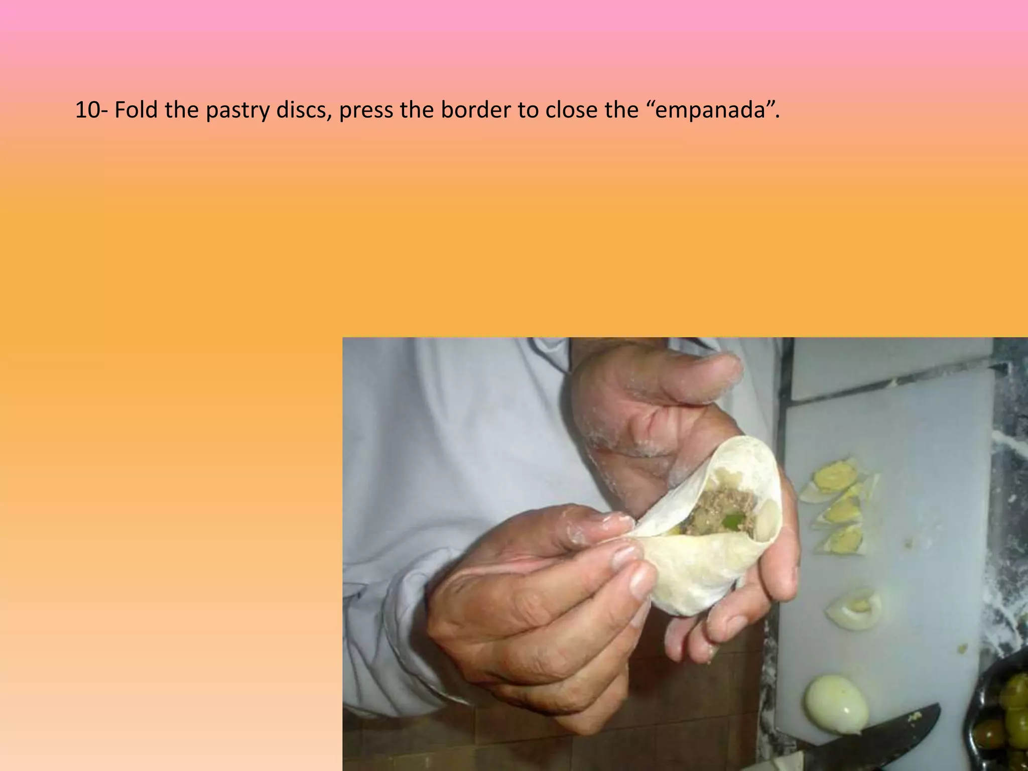 10- Fold the pastry discs, press the border to close the “empanada”.