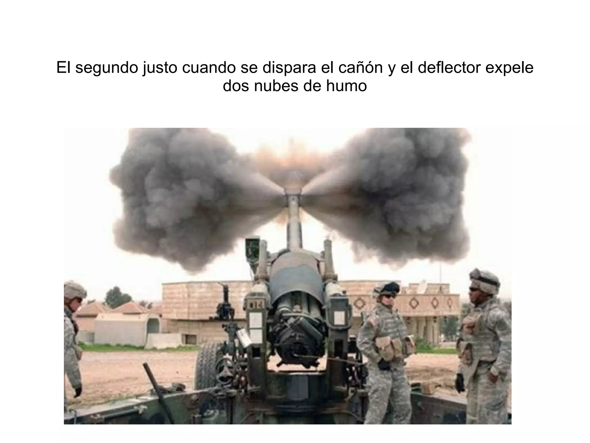El segundo justo cuando se dispara el cañ ón y el deflector expele dos nubes de humo 