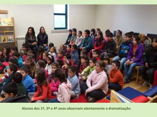 Alunos dos 1º, 3º e 4º anos observam atentamente a dramatização.
 