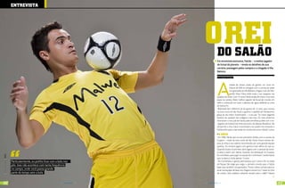 EnTrEvisTA




                                                                                              o rEi             do sALÃo
                                                                                                               Em entrevista exclusiva, Falcão – o melhor jogador
                                                                                                               de futsal do planeta – revela os detalhes de sua
                                                                                                               carreira, passagem pelos campos e a chegada à Vila
                                                                                                               Belmiro
                                                                                                                Por Gabriel Nicolatti




                                                                                                                A
                                                                                                                              cidade de Santos acaba de ganhar um novo rei.
                                                                                                                              Depois de Pelé se consagrar com a camisa do peixe
                                                                                                                              nos gramados da Vila Belmiro, chegou a vez de Ales-
                                                                                                                              sandro Rosa Vieira exibir toda a sua categoria nas
                                                                                                               quadras do clube. Com 31 anos, Falcão acaba de iniciar uma nova
                                                                                                               etapa na carreira. Eleito melhor jogador de futsal do mundo em
                                                                                                               2004 e conhecido em todo o planeta, ele agora defende as cores
                                                                                                               do Santos F.C.
                                                                                                                Realidade bem diferente da do garoto de 12 anos, que morava
                                                                                                               na zona norte de São Paulo e ganhou o apelido de Falcãozinho,
                                                                                                               graça ao seu maior incentivador – o seu pai. “Eu cresci jogando
                                                                                                               futebol nas quadras dos colégios e das ruas. Os mais próximos
                                                                                                               chamavam o meu pai de Falcão, pela semelhança dele com o ex-
                                                                                                               -jogador de futebol (do Internacional e da Seleção Brasileira). Ele
                                                                                                               sempre foi o meu maior incentivador e eu acabei me tornando o
                                                                                                               Falcãozinho para, mais tarde, ser conhecido como Falcão”, conta.
                                                                                                                  o inÍcio
                                                                                                                Em 1989, Falcão deu os seus primeiros dribles com a camisa do
                                                                                                               Guapira – clube da zona norte de São Paulo. Pouco tempo de-
                                                                                                               pois, já tinha o seu talento reconhecido por uma grande equipe
                                                                                                               paulista. “Eu sempre joguei com garotos mais velhos do que eu.
                                                                                                               Quando estava na primeira série jogava com o pessoal da tercei-
                                                                                                               ra série, e assim por diante. Quando me destaquei no Guapira,
                                                                                                               fui convidado para jogar na equipe do Corinthians”, revela Falcão
[ Ano2 | Número11 ] 2011




                                                                                                               que, na época, tinha apenas 13 anos.
                           Particularmente, eu prefiro ficar com a bola nos                                     No Corinthians, o garoto permaneceu por 5 anos e foi no clube
                           pés. Isso não acontece com tanta frequência                                         do Parque São Jorge que surgiu o primeiro convite para o Falcão
                                                                                                               bater asas também nos gramados. “Foram vários convites para eu
                           no campo, onde você passa grande                                                    atuar nas equipes de base e eu cheguei a atuar 6 ou 7 vezes no time
                           parte do tempo sem a bola                                                           de campo. Mas, acabava voltando sempre para o salão”. Depois



32                                                                  www.portalendorfina.com   www.portalendorfina.com                                                                33
 