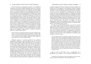 y pueblos originarios del Tercer Mundo. Los últimos taladores de
bosques en el norte argentino, cuya finalidad es ampliar el espacio
de siembra de soja transgénica, venían derribando, para mediados
del 2007, a razón de 821 hectáreas de bosques por día, 34 hectáre-
as por hora, lo que configuró la tasa de desmonte más alta del
mundo; a la sazón, se habían desmontado en la Argentina un millón
de hectáreas.2
Después del último desastre en Tartagal el secretario
de Medio Ambiente y Desarrollo Sustentable de la Nación, doctor
Homero Máximo Bibiloni, expresó que la Argentina pasó de tener
“100 millones de hectáreas históricas de bosques nativos a 31 millo-
nes de hectáreas para esta época”. La página web de la
Subsecretaría (<http://www.ambiente.gov.ar>) informa a la fecha
(19/02/09) que la tasa de deforestación anual en el período 2002-
2007 es de 267.000 hectáreas por año.
En zona de montaña, derribar bosques que están en terrenos
con marcado declive implica destruir la contención natural de
millones de litros de agua que, por medio de ellos, quedan reteni-
dos en el subsuelo, tal como lo demostró hace más de cincuenta y
cinco años esa figura espectable de la ecología que fue John H.
Storer, quien pasó años de su vida de científico y de fotógrafo en los
bosques y en los campos de su país estudiando estos problemas que
se plantean y hacen ver que:
Toda comunidad puede ser dividida en cuatro partes: primera, sus
miembros, junto con su inmediato medioambiente; segunda, las tierras
distantes y desconocidas que difunden sus influencias por medio de las
corrientes de agua y de los vientos, por medio de alas y de patas, para
afectar el ambiente local; tercera, los actos de los hombres, cuyo influ-
jo se despliega afectando en toda forma a cada comunidad existente
sobre la Tierra; y por último, lo más importante, aquellas influencias
que moldean la mente humana proporcionándole incentivos para efec-
tuar actos sensatos o insensatos, ya que, a fin de cuentas, el hombre se
halla precisamente en el centro de la gran trama de la vida terrestre.
Para mantener esta trama el suelo debe conservarse vivo y funcionan-
do (Storer, 1959).
Algo de esto se debe haber visto o comprendido en la
Presidencia de la Nación y en los Cuerpos Legislativos de la
21
Salud pública: perspectiva holística, psicología y paradigmas
El caso del desastre recientemente acaecido en la localidad de
Tartagal, en la provincia de Salta (Argentina), que tuvo su preaviso
con un desastre similar en 2006, aun cuando fue de menor magni-
tud, es un excelente ejemplo de este obstáculo para comprender
desde una perspectiva holística las responsabilidades inherentes a la
gestión del Estado y las consecuencias de las medidas que se toman
por acción y por omisión (indudablemente que esta observación y
este ejemplo dejan fuera a los gestores del Estado que obran con
irresponsabilidad ciudadana frente a los derechos humanos y bási-
camente apoyados en la corrupción). El alud que arrasó a la pobla-
ción de Tartagal, con sus enormes costos humanos y económicos,
tiene su explicación en la irresponsable tala de los bosques natura-
les de la zona y, sumada a la avidez de los sembradores de soja aso-
ciados directa o indirectamente a Monsanto, la multinacional fun-
dada por John Francis Queeny que ha desarrollado las semillas
transgénicas y el herbicida Roundap, cuyo principio activo es el gli-
fosato, que genera gravísimos daños a la salud humana. Es intere-
sante leer al respecto lo que consigna el ingeniero agrónomo
Alberto J. Lapolla (2009a; 2009b):
Solo 19 naciones en el mundo permiten el cultivo de variedades trans-
génicas –es decir modificadas genéticamente (OGM)– de manera libre
y solo 5 lo permiten en gran escala, la Argentina es una de ellas, sien-
do la que posee la mayor superficie relativa de OGM sembrada de
manera abierta en el mundo (Lapolla, 2009b).
Monsanto gerencia el mercado mundial de sus productos
depredando el ambiente y gran cantidad de procesos de vida de
especies animales (Robin, 2008). Cabe añadir que en un pasado no
tan lejano esta misma empresa produjo el gas naranja que el ejérci-
to de Estados Unidos utilizó como parte de su estrategia de
Terrorismo de Estado Internacional en la guerra de Vietnam y pro-
duce desde 1935 el PCB (policloruro de bifenilo o bifenilos poli-
clorados), uno de los productos químicos más nocivos que existen
catalogado por el Programa de las Naciones Unidas para el Medio
Ambiente (PNUMA), entre las doce sustancias más nocivas entre
las fabricadas industrialmente (no existe en la naturaleza). Esta
empresa química, no agrícola como pretende presentarse última-
mente, desde tiempo atrás debió ser llevada ante los tribunales
internacionales por daños perpetrados a poblaciones rurales pobres
Enrique Saforcada, Martín de Lellis y Schelica Mozobancyk
20
2. Salta Libre / Prensa Proteger (2007): “Salta registra un récord de acele-
ración en desmontes”, disponible en: <argentina.indymedia.org>.
 