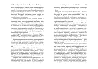 portamientos de sus compañeros y amigos, quienes se constituyen
en puntos de referencia para la formación de preferencias, actitudes
y valores.
El grupo de pares tiene una fuerte influencia sobre la elección y
oportunidad de consumo de ciertos alimentos, por parte de los
niños, como, por ejemplo, el tipo de merienda que se lleva a la
escuela, el tipo de alimentos que se compra en el quiosco escolar, el
deseo de concurrir a locales de comida rápida o la práctica de fes-
tejar los cumpleaños infantiles en este tipo de locales. A través de
todos estos contextos y prácticas sociales se otorga significado y
valoración particulares a los alimentos.
Procesos similares también tienen lugar entre los adultos. Por
ejemplo, un estudio sobre doce mil personas, realizado desde una
perspectiva de redes sociales, determinó que, si el mejor amigo es
obeso, la persona estudiada tenía un 60% más de probabilidades de
ser también obesa (Christaki y Fowler, 2007). Las hipótesis expli-
cativas para estos resultados se orientan en el sentido de compren-
der cómo las pautas alimentarias y de uso sedentario del tiempo
libre se construyen, mantienen o modifican en la interacción con
los otros. De este modo, se elige permanecer con personas con
quienes se pueden compartir hábitos alimentarios y otros aspectos
importantes y significativos del estilo de vida personal.
La institución escolar es, también, una poderosa fuente de
influencia sobre la formación de los hábitos alimentarios y de las
pautas de actividad física en los niños. Este factor será abordado en
detalle más adelante.
Señalemos, para finalizar este apartado, que el nivel de análisis
comunitario es de central importancia para el buen desarrollo de la
salud infantil y familiar, en general y de las pautas alimentarias y de
actividad física, en particular. Una comunidad bien organizada
(preocupada y ocupada por el desarrollo integral de sus niños, con
ofertas alimentarias locales saludables, con equipamiento urbano
seguro y accesible para la práctica de actividades físicas y recreati-
vas, con instituciones escolares y deportivas que fomenten la ali-
mentación saludable y el movimiento, con políticas públicas salu-
dables que promuevan, entre otros aspectos relevantes, el acceso
equitativo a los alimentos nutritivos, la regulación de las publicida-
des de alimentos perjudiciales para los niños, la educación alimen-
taria formal y no formal y la organización de servicios locales de
salud que apoyen la promoción de la alimentación saludable) será,
205
La psicología en la promoción de la salud
mentos sino al momento de comer. El tiempo para la mesa familiar
se está perdiendo debido a la aceleración y las exigencias de la vida
moderna. No obstante, es importante señalar que comer, mucho
más que un hecho biológico, es un hecho social: implica un espacio
de encuentro para compartir que no solo satisface necesidades
nutricionales sino también emocionales y, cuando se pierde este
espacio de comensalidad, se pierde también la oportunidad de acre-
centar los vínculos interpersonales.
Una tendencia preocupante que viene en aumento es la falta de
desayuno en los niños. Cada vez son más los niños que no desayu-
nan antes de asistir a la escuela o que toman desayunos de pobre
valor nutritivo, o muy poco saludables (como un vaso de gaseosa
con galletitas dulces). Distintos estudios muestran que un desayu-
no nutritivo evita que los niños coman durante la mañana golosinas
u otros entremeses poco sanos y que engordan (MMWR, 1996).
Nuevamente, en este caso, la falta de tiempo para la preparación de
un desayuno nutritivo y la baja percepción, por parte de la familia,
de su importancia son factores que están llevando a la pérdida de
este importante hábito alimentario.
La actitud que los padres asumen frente al consumo de golosi-
nas, snacks dulces y salados entre comidas y gaseosas es otro factor
que tiene una influencia importante en los hábitos alimentarios de
los niños.
Muchos estudios psicosociales han puesto en evidencia que los
niños desarrollan las mismas preferencias y hábitos alimentarios
presentes en su hogar (por ejemplo, Orlet Fisher y col., 2002), por
lo que se hace imprescindible la consideración amplia de su con-
texto familiar, a fin de instalar buenas pautas alimentarias en el
niño.
Lo mismo cabe decir de las prácticas de actividad física, que sue-
len ser incorporadas como hábitos familiares. En la actualidad, las
familias suelen destinar gran parte de su tiempo de ocio a activida-
des de recreación pasiva como, por ejemplo, ver televisión.
Asimismo, con frecuencia, los paseos familiares involucran activi-
dades que no implican desgaste calórico de importancia (cine, vide-
ojuegos, shopping, paseo en auto, etcétera).
El segundo de los aspectos psicosociales que influye en la for-
mación de pautas alimentarias por parte de los niños, y que nos
interesa considerar, es su grupo de pares. Los niños, y más aún los
adolescentes, están fuertemente influidos por las opiniones y com-
Enrique Saforcada, Martín de Lellis y Schelica Mozobancyk
204
 