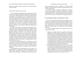 nitaria, institucional, familiar e individual y demanda distintos
enfoques interdisciplinarios de análisis (económico, político, cultu-
ral, social, psicosocial).
A fin de dar respuesta a este tipo de problemáticas, se requieren
intervenciones complejas, articuladas y sinérgicas que permitan
incidir, estratégicamente, sobre las principales fuerzas determinan-
tes del problema. Este es el propósito que persigue el enfoque de
intervención en PS, que será presentado en las páginas siguientes.
Las estrategias de trabajo en promoción de la salud
En el resto del trabajo caracterizaremos las estrategias de inter-
vención que se desprenden del enfoque de PS, ilustrándolas con su
aplicación a la temática de las pautas alimentarias durante la infan-
cia y la problemática del sobrepeso infantil. Pondremos de mani-
fiesto, para cada uno de los ejes de abordaje, las distintas oportuni-
dades de intervención que este enfoque abre para el psicólogo
sanitarista.
La Carta de Ottawa identifica tres estrategias básicas para la
promoción de la salud:
a) Abogacía por la salud: implica todas aquellas acciones llevadas
adelante por individuos, grupos, instituciones, comunidades,
destinadas a hacer visible algún problema sanitario en particu-
lar y a conseguir apoyo y compromisos políticos para la formu-
lación de programas orientados a dar respuesta al mismo. Estas
acciones suelen utilizar, para lograr sus propósitos, los medios
de comunicación masivos, la apelación directa a los políticos y
la movilización de la comunidad. Uno de los colectivos clave
que pueden participar en las acciones de abogacía de la salud
son, por supuesto, los profesionales sanitarios, a quien les cabe
un importante papel como defensores de la misma.
b) Fortalecimiento (empowerment) para la salud: es un proceso
de fortalecimiento individual y colectivo que apunta a facili-
tar que todas las personas puedan desarrollar su potencial de
salud. Se logra por medio de la información sanitaria, el desa-
rrollo de habilidades y el incentivo a la participación de las
distintas personas y grupos en la formulación de las políticas
y programas de salud y de otras áreas que la afectan.
207
La psicología en la promoción de la salud
sin duda, un excelente ambiente promotor de la salud nutricional
infantil y familiar.
Recomendaciones alimentarias para los niños
Las recomendaciones que hacen las autoridades sanitarias inter-
nacionales (por ejemplo, OMS, 2004) para la alimentación infantil,
con base en la opinión de pediatras, nutricionistas, especialistas en
actividad física y otros expertos son muy sencillas de enunciar y
comprender, aunque difíciles de lograr en la práctica de la vida coti-
diana de la población. Dichas recomendaciones se orientan a limi-
tar la ingesta de grasas, azúcar y sal; aumentar el consumo de fru-
tas, verduras y cereales integrales y realizar actividad física. Para la
alimentación de los bebés se recomienda la lactancia materna
exclusiva hasta los seis meses de vida del niño y evitar la adición de
azúcares y almidones a las mamaderas (OMS, 2003; Ministerio de
Salud, 2006).
Llevadas a la vida diaria, estas recomendaciones implicarían res-
tringir, en los niños, la ingesta de alimentos muy calóricos y pobres
en nutrientes como hamburguesas industriales, salchichas y otros
embutidos, fiambres, snacks (papas fritas, chizitos, palitos), frituras,
alfajores, golosinas, gaseosas y otras bebidas azucaradas.
Paralelamente, implicaría un aumento del consumo de frutas, ver-
duras, legumbres y cereales, lácteos, proteínas poco industrializa-
das, jugos de frutas naturales y agua. En cuanto a la actividad físi-
ca, implicaría limitar la cantidad de horas que los niños pasan frente
al televisor o la computadora y aumentar la cantidad de tiempo de
actividad física escolar y extraescolar y el tiempo dedicado a activi-
dades de recreación activa.
Es evidente que estas modificaciones, consideradas en un nivel
poblacional, no son fáciles de lograr, puesto que involucran estilos
de vida que están fuertemente determinados, sostenidos y reforza-
dos por condiciones de contexto, esto es, por el ambiente urbano
moderno que hemos descripto y que algunos autores califican de
obesogénico.
La complejidad de los determinantes que está en juego en la
problemática de la alimentación infantil poco saludable, y que
hemos venido exponiendo, responde a muy distintos niveles de
análisis, los que involucran la escala global, nacional, local, comu-
Enrique Saforcada, Martín de Lellis y Schelica Mozobancyk
206
 
