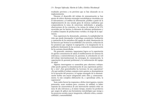 resultados previstos y no previstos que se han alcanzado en su
implementación.
Durante el desarrollo del trabajo de sistematización se han
puesto de relieve distintas estrategias metodológicas vinculadas con
el relevamiento y el análisis de información, posibles a partir de la
implementación de una variada gama de técnicas cualitativas que
comprendieron la toma de entrevistas individuales y grupales,
observaciones de los contextos y las rutinas de trabajo en las US,
recorridas por los barrios, la discusión de informes preliminares y
el análisis conjunto de producciones vertidas a lo largo de la expe-
riencia.
Esta experiencia ha demostrado, asimismo, la multiplicidad de
roles que puede desempeñar el psicólogo comunitario: facilitación
y contención de los miembros del equipo de salud, disminución de
las barreras que limitan la accesibilidad a los servicios, reducción de
los prejuicios que originan la segregación o la marginación de la
población destinataria de las acciones, evaluación y sistematización
de las acciones desarrolladas.
Ha generado, asimismo, importantes logros en la capacitación
de agentes comunitarios de salud, el establecimiento de sistemas de
referencia y contrarreferencia de pacientes, la articulación en red
del trabajo interinstitucional, las estrategias de comunicación, la
capacitación de personal profesional y la conformación del equipo
de salud.
Algunos interrogantes se sostendrán para ulteriores trabajos:
¿Qué puede aportar la sistematización de una experiencia particu-
lar a otra? ¿Son generalizables las lecciones de una experiencia?
¿En qué medida el trabajo conjunto entre quienes se desempeñaron
en la ejecución del proyecto y el equipo encargado de la sistemati-
zación facilita una mayor integración entre ellos y, consecuente-
mente, la más completa elaboración de, y aprendizaje sobre, la
experiencia?
Sean cuales fueren las respuestas a dichos interrogantes, nuestra
pretensión, acaso modesta pero, creemos, de utilidad, es haber
expuesto las características de una intervención sanitaria sobre un
tema de alta relevancia y, al mismo tiempo, mostrar los productos
que surgen de aplicar una herramienta metodológica que otorga a
los proyectos sociales mayor integración, reflexión crítica, comuni-
cabilidad y sustentabilidad.
Enrique Saforcada, Martín de Lellis y Schelica Mozobancyk
278
 