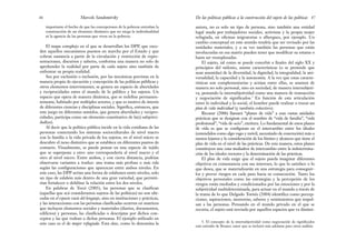 autora, no es solo un tipo de persona, sino también una entidad
legal usada por trabajadores sociales, activistas y la propia mujer
refugiada, en oficinas migratorias o albergues, por ejemplo. Un
cambio conceptual en este sentido tendría que ser revisado por las
entidades materiales, y a su vez también las personas que están
involucradas en esa matriz pueden tener que modificar su estatus o
hasta ser reemplazadas.
El sujeto, tal como se puede concebir a finales del siglo XX y
principios del milenio, asume características (o se pretende que
sean asumidas) de la diversidad, la dignidad, la integralidad, la uni-
versalidad, la capacidad y la autonomía. A la vez que estas caracte-
rísticas son complementarias y actúan entre ellas, se asumen de
manera no solo personal, sino en sociedad, de manera intersubjeti-
va, pensando la intersubjetividad como una manera de transacción
y negociación de significados.5
En función de esta articulación
entre lo individual y lo social, el hombre puede realizar o trazar un
plan de vida individual (y también colectivo).
Ricoeur (2006) llamará “planes de vida” a esas vastas unidades
prácticas que se designan con el nombre de “vida de familia”, “vida
profesional”, “vida de ocio”, etcétera. Lo fundamental de estos planes
de vida es que se configuran en el intercambio entre los ideales
(entendidos como algo vago y móvil, necesitado de concreción) más o
menos lejanos y la consideración de los límites y alcances que tiene el
plan de vida en el nivel de las prácticas. De esta manera, estos planes
constituyen una zona mediadora de intercambio entre la indetermina-
ción de los ideales rectores y la determinación de las prácticas.
El plan de vida exige que el sujeto pueda imaginar diferentes
objetivos en consonancia con sus intereses, lo que lo satisface o lo
que desea, que se materializarán en una estrategia para conseguir-
los y prever riesgos en cada paso hacia su consecución. Tanto los
objetivos personales como las estrategias y la percepción de los
riesgos están mediados y condicionados por las emociones y por la
subjetividad multideterminada, para actuar en el mundo a través de
la trama de lo que Delgado Tornés (2004) identifica como percep-
ciones, aspiraciones, memorias, saberes y sentimientos que impul-
san a las personas. Pensando en el mundo privado en el que se
recorta, el sujeto está terciado por aquellos espacios que va dinámi-
87
De las políticas públicas a la construcción del sujeto de las políticas
importante el hecho de que las concepciones de la pobreza entrañan la
construcción de un elemento dinámico que no niega la individualidad
ni la agencia de las personas que viven en la pobreza.
El mapa complejo en el que se desarrollan los DPP, que exce-
den aquellos mecanismos puestos en marcha por el Estado y que
cobran sustancia a partir de la circulación y restricción de repre-
sentaciones, discursos y saberes, conforma una manera no solo de
aprehender la realidad por parte de cada sujeto sino también de
enfrentar su propia realidad.
Sea por exclusión o inclusión, por las mecánicas previstas en la
manera propia de ejecución y concepción de las políticas públicas y
otros elementos intervinientes, se genera un espacio de alteridades
y reciprocidades entre el mundo de lo público y los sujetos. Un
espacio que opera de manera dinámica, que se redefine permanen-
temente, habitado por múltiples actores, y que es motivo de interés
de diferentes ciencias y disciplinas sociales. Significa, entonces, que
este juego en diferentes sentidos, que genera alteridades y recipro-
cidades, participa como un elemento constitutivo de la(s) subjetivi-
dad(es).
Al decir que la política pública incide en la vida cotidiana de las
personas conectando los sistemas socioculturales de nivel macro
con la familia o la vida privada de los sujetos, en el nivel micro se
descubre el nexo distintivo que se establece en diferentes puntos de
contacto. Visualmente, se puede pensar en una especie de tejido
que se superpone a otro: uno correspondería al nivel macro y el
otro al nivel micro. Entre ambos, y con cierta distancia, podrían
observarse variantes a trasluz: una trama más profusa o más rala
según las configuraciones que aparezcan entre ambos niveles. En
este caso, las DPP serían una forma de eslabones entre niveles, solo
un tipo de eslabón más dentro de una gran variedad, que permiti-
rían fortalecer o debilitar la relación entre los dos niveles.
En palabras de Tozzi (2005), las personas que se clasifican
(aquellas que acá consideramos sujetos de las políticas) no son ubi-
cadas en el espacio vacío del lenguaje, sino en instituciones y prácticas,
y las interacciones con las personas clasificadas ocurren en matrices
que incluyen elementos sociales y materiales (diarios, documentos,
edificios) y personas, las clasificadas o descriptas por dichos con-
ceptos y las que rodean a dichas personas. El ejemplo utilizado en
este caso es el de mujer refugiada. Esta clase, como lo denomina la
Marcelo Sandomirsky
86
5. El concepto de la intersubjetividad como negociación de significados
está extraído de Bruner, autor que se incluirá más adelante para otros análisis.
 