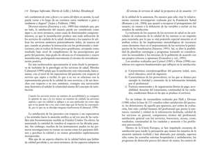 de la calidad de la asistencia. En nuestro país cabe citar la relativa-
mente reciente investigación realizada por la Fundación Isalud
(Romano y col., 2004), que apuntó a recuperar el protagonismo del
usuario, en cuanto a la definición de las variables a incluir en los
estudios de satisfacción.
La inclusión de los usuarios de los servicios de salud en las acti-
vidades de evaluación de la calidad de los mismos es un requisito
para mejorarla, por lo que se está poniendo especial atención en el
análisis crítico de las implicaciones metodológicas de reconocer
como elemento clave en el mejoramiento de los servicios la partici-
pación de los beneficiarios (Saturno, 1995). Así, se abre la posibili-
dad de planificar estrategias y programas tomando en considera-
ción las necesidades y los intereses de la población de acuerdo con
sus propios criterios u opiniones (Gonzalves y col., 1995).
Los estudios realizados por Carmel (1985) y Weiss (1990) con-
sideran tres aspectos fundamentales que influyen en la satisfacción:
a) Características sociodemográficas del paciente (edad, sexo,
nivel educativo, nivel de ingresos).
b) Características de los proveedores, en las que se destaca por
ejemplo la claridad y extensión de la información brindada
por el profesional.
c) Factores estructurales y de organización (forma de pago, acce-
sibilidad, duración del tratamiento, continuidad de los cuida-
dos, condiciones físicas en las que se produce el servicio).
En un trabajo de metaanálisis realizado por Hall y Dornan
(1988) sobre la base de 221 estudios sobre satisfacción del pacien-
te, las dimensiones de aquella que aparecen, por orden de evalua-
ción, han sido: calidad humana del profesional que presta la asis-
tencia, cantidad y calidad de la información facilitada, calidad de
los servicios en general, competencia técnica del profesional,
satisfacción general con los servicios, burocracia, acceso, costo,
resultados, continuidad de los cuidados y atención a los proble-
mas psicosociales.
Dentro de la Unión Europea, se han impulsado encuestas de
satisfacción para medir la percepción que tienen los usuarios de la
atención sanitaria recibida y han abarcado, por ejemplo, aspectos
tales como las consultas externas hospitalarias y ambulatorias, los
programas de detección precoz del cáncer de mama, los centros de
155
El sistema de servicios de salud: la perspectiva de los usuarios
ral o sentimiento de estar a favor o en contra del objeto en cuestión, la cual
puede variar a lo largo de un continuo entre totalmente a gusto y
totalmente a disgusto” (Azjen y Fishbein, 1980).
Diversos autores (Zastowny y col., 1989) han señalado que, por
un lado, la satisfacción del usuario puede ser considerada como
input o, en otros términos, como causa de determinados comporta-
mientos, ya que la insatisfacción produce una mala utilización de
los servicios de cuidado de la salud: desalienta a los usuarios de uti-
lizar los servicios sanitarios potencialmente útiles, de manera tal
que, cuando se produce la interacción con los profesionales e insti-
tuciones, esta se realiza de forma poco gratificante, arrojando como
resultado bajo nivel de cumplimiento de las prescripciones por
parte del paciente, bajo grado de eficacia en el tratamiento y mayor
insatisfacción, prolongando nuevamente el circuito de retroalimen-
tación positiva.
En una esclarecedora aproximación al tema desde la perspecti-
va de inclusión de la psicología en los servicios de salud, Morales
Calatayud (1999) señala que la satisfacción está relacionada, básica-
mente, con el nivel de las expectativas del paciente con respecto al
servicio que aspira a recibir, lo que a su vez se relaciona con la
representación previa de la calidad de esos servicios, y de sus dere-
chos con respecto a su uso; asimismo, consigna una aseveración
muy ilustrativa al señalar la relatividad misma del concepto de satis-
facción:
Cuando los servicios tienen un máximo de accesibilidad y se comparte
la opinión de que a la vez tienen un máximo de calidad, las personas
aspiran a que esa calidad se aplique a su caso particular no como algo
que se les puede dar o no, sino como algo que de hecho les correspon-
de, por lo que no se disculpa ninguna insuficiencia (Calatayud, 1999).
La satisfacción de los pacientes con respecto a sus expectativas
y las actitudes hacia la atención médica es tal vez una de las varia-
bles más frecuentemente medida en Estados Unidos. En efecto, ha
aumentado la cantidad de estudios al respecto en las décadas pasa-
das. Sin embargo, muchos de los instrumentos usados en las pri-
meras investigaciones no toman en cuenta cómo los pacientes defi-
nen y perciben la calidad y no tienen prioridades explícitamente
incorporadas.
Más que de un aspecto objetivo de la calidad habría que hablar
de calidad percibida o, en otros términos, de los aspectos subjetivos
Enrique Saforcada, Martín de Lellis y Schelica Mozobancyk
154
 