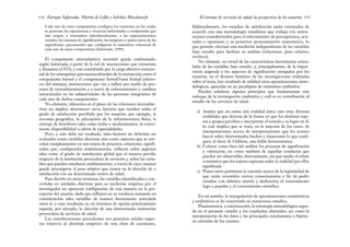 Habitualmente, los estudios de satisfacción están orientados de
acuerdo con una metodología estadística que trabaja con instru-
mentos estandarizados para el relevamiento de percepciones, acti-
tudes y opiniones y su posterior procesamiento cuantitativo, lo
que permite efectuar una medición independiente de las variables
bajo estudio para facilitar su análisis (relaciones, peso relativo,
etcétera).
No obstante, en virtud de las características fuertemente articu-
ladas de las variables bajo estudio, y, principalmente, de la impor-
tancia asignada a los aspectos de significación otorgados por los
usuarios, en el decurso histórico de las investigaciones realizadas
sobre el tema, han resultado de utilidad otras aproximaciones meto-
dológicas, apoyadas en un paradigma de naturaleza cualitativa.
Pueden señalarse algunos principios que fundamentan este
enfoque de la investigación cualitativa y cuál es su contribución al
estudio de los servicios de salud:
a) Asumir que no existe una realidad única sino muy diversas
realidades que derivan de la forma en que los distintos suje-
tos y grupos perciben e interpretan el mundo y su lugar en él,
lo cual implica que se trata, en la mayoría de los casos, de
interpretaciones acerca de interpretaciones que los actores
hacen sobre determinados hechos y situaciones lo que confi-
gura, al decir de Giddens, una doble hermenéutica.
b) Colocar como foco del análisis los procesos de significación
y valoración, así como también de aquellas conductas que
pueden ser observables directamente, sin que medie el relato
o narrativa que los sujetos expresan sobre la realidad por ellos
significada.
c) Poner entre paréntesis la cuestión acerca de la legitimidad de
que están revestidos ciertos conocimientos a fin de poder
estudiar con idéntico interés y dedicación el conocimiento
lego o popular y el conocimiento científico.
En tal sentido, la triangulación de aproximaciones cuantitativas
y cualitativas se ha concretado en numerosos estudios.
Plantearemos, a continuación, la estrategia metodológica segui-
da en el presente estudio y los resultados obtenidos, así como la
interpretación de los datos y las principales conclusiones o hipóte-
sis extraídas de los mismos.
159
El sistema de servicios de salud: la perspectiva de los usuarios
Cada uno de estos componentes configura los contextos en los cuales
se procesan las experiencias y vivencias individuales y compartidas que
dan origen, y transmiten subculturalmente, a las representaciones
sociales, los sistemas de significación, las imágenes y tantos otros de los
ingredientes psicosociales que configuran la naturaleza relacional de
cada uno de estos componentes (Saforcada, 1999).
El componente intersubjetivo sectorial queda conformado,
según Saforcada, a partir de la red de interacciones que estructura
y dinamiza el STS, y está constituido por la carga afectivo-emocio-
nal de los emergentes psicosocioculturales de la interacción entre el
componente formal y el componente formal/cuasi formal (efecto-
res del sistema), interacciones que van a influir por medio de pro-
cesos de retroalimentación y a través de reforzamientos y cambios
estructurales en las subjetividades de las personas integrantes de
cada uno de dichos componentes.
No obstante, ubicarnos en el plano de las relaciones intersubje-
tivas no implica desconocer otros factores que inciden sobre el
grado de satisfacción percibido por los usuarios: por ejemplo, la
cercanía geográfica, la adecuación de la infraestructura física, la
entrega de beneficios tales como leche o medicamentos, la conve-
niente disponibilidad u oferta de especialidades.
Pero, y esto debe ser resaltado, tales factores no deberían ser
evaluados como variables discretas sino como aspectos que se arti-
culan complejamente en una trama de procesos, relaciones, signifi-
cados que, configurados sistémicamente, influyen sobre aspectos
tales como el grado de satisfacción global que el usuario percibe
respecto de la institución proveedora de servicios y, sobre las varia-
bles que pueden estudiarse analíticamente, a través de cuyo examen
puede investigarse el peso relativo que tienen en la elección de o
satisfacción con un determinado centro de salud.
Para decirlo en otros términos, las variables identificadas y con-
vertidas en unidades discretas para su medición empírica por el
investigador no aparecen configuradas de esta manera en la per-
cepción del usuario, dado que influyen en su conducta tomando en
consideración tales variables de manera fuertemente articulada
entre sí, y cuya resultante es, en términos de opción prácticamente
seguida, por ejemplo, la elección de una determinada institución
proveedora de servicios de salud.
Las consideraciones precedentes nos permiten señalar aspec-
tos relativos al abordaje empírico de esta clase de cuestiones.
Enrique Saforcada, Martín de Lellis y Schelica Mozobancyk
158
 