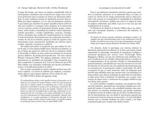 Esta es una definición sumamente restrictiva, puesto que consi-
dera al ambiente solamente en su dimensión física, no toma en
cuenta los efectos de los riesgos psicosociales para la salud pero,
sobre todo, porque no conceptualiza la complejidad de la dinámica
sociocultural, económica y política que está en el origen de todos
los peligros ambientales que señala y que no es otra cosa que una
manifestación de la misma.
El Ministerio de Salud de la Nación (2005a) ofrece una defini-
ción más conceptual, dinámica y constructiva del ambiente, al
entenderlo como:
El conjunto de factores naturales, culturales, tecnológicos, sociales o de
cualquier otro tipo, interrelacionados entre sí, que condicionan la vida del
hombre y de todos los seres vivos, a la vez que, constantemente, son modi-
ficados por la especie humana (Ministerio de Salud de la Nación, 2005).
No obstante, desde la psicología, nos interesa enfatizar la
dimensión psicosocial del ambiente en la línea que hemos venido
exponiendo. La psicología comunitaria de perspectiva ecológica o
contextual (propuesta por autores como Newbrough, Kelly,
Rappaport y Barker, a la que nos referiremos más adelante) reco-
noce la influencia de las variables ambientales (físicas y sociales) en
el comportamiento de las personas. Postula la interdependencia
persona/ambiente, entendiendo que estos dos términos no son solo
dos factores en interacción sino una unidad de funcionamiento que
se caracteriza por su permanente cambio e intercambio. De allí la
concepción de que es mejor intervenir sobre los ambientes para
hacerlos más saludables antes que intentar curar a los individuos, en
forma aislada: para obtener resultados de salud sobre los individuos
se debe actuar sobre el ambiente. El individuo, por su parte, tiene
carácter de sujeto activo y constructor de la propia realidad en que
vive (hasta cierto punto).
La visión sistémica completa constituye esta perspectiva diná-
mica del ambiente, aportando una concepción compleja pero inte-
grada del mismo, al concebir a las sociedades humanas como siste-
mas abiertos en constante transformación, que pueden estudiarse
en distintos niveles de análisis, cada uno de ellos con diferentes gra-
dos de determinación, que van desde lo macrosocial, pasando por
lo mesosocial, hasta los sistemas microsociales y el nivel individual,
sistemas que se vinculan mediante las redes sociales y los flujos
comunicacionales que circulan entre dichos niveles.
189
La psicología en la promoción de la salud
lo largo del tiempo, que tienen un impacto considerable sobre la
salud (pueden constituirse tanto en factores de riesgo como en fac-
tores protectores para la misma); b) tienen una dimensión indivi-
dual, en tanto conductas dotadas de significado personal, desarro-
lladas por sujetos singulares, a la vez que una dimensión colectiva,
lo que explica que miembros de grupos específicos lleven estilos de
vida muy similares; c) emergen como producto de la interacción
con los contextos sociales de pertenencia (familia, grupos, institu-
ciones, redes sociales, comunidad); d) conllevan tramas representa-
cionales personales y sociales (significados, creencias, actitudes,
valores, ideologías) que median los comportamientos en cuestión;
e) están fuertemente determinados por las condiciones materiales y
sociales de vida de los distintos grupos; f) todos los aspectos antes
mencionados están intensamente modelados por factores macro
sociales, culturales, económicos y políticos.
Del análisis precedente se desprende que, para definir los esti-
los de vida, se torna imprescindible hacer referencia al ambiente, ya
que el límite que separa los estilos de vida de los ambientes donde
se desarrollan es difuso, en tanto ambos son términos de un mismo
proceso dialéctico de producción/reproducción. Tal como expresa
Morales Calatayud (1999), “En algunos ambientes, ciertos com-
portamientos no saludables son inevitables”. Esta concepción per-
mite comprender la propuesta de la Carta de Ottawa de que la PS
debe trabajar con estrategias combinadas que aporten simultánea-
mente a la modificación positiva de ambos.
Esta revisión conceptual no estaría completa sin hacer una refe-
rencia explícita a la noción de ambiente que implícita y necesaria-
mente aparece como opuesto dialéctico de los estilos de vida.
La OMS (1998) lo define del siguiente modo:
El medioambiente incluye todos aquellos factores relacionados con la
salud que son externos al cuerpo humano y sobre los cuales la persona
tiene poco o ningún control. Los individuos, por sí solos, no pueden
garantizar la inocuidad ni la pureza de los alimentos, cosméticos, dis-
positivos o abastecimiento de agua, por ejemplo. Tampoco está en sus
manos el control de los peligros para la salud que representan la con-
taminación del aire y del agua, ni los ruidos ambientales, ni la preven-
ción de la diseminación de enfermedades transmisibles. Además, indi-
vidualmente, no se puede garantizar la eliminación adecuada de los
desechos y aguas servidas, ni que el medio social y sus rápidos cambios
no produzcan efectos nocivos sobre la salud (OMS, 1998).
Enrique Saforcada, Martín de Lellis y Schelica Mozobancyk
188
 