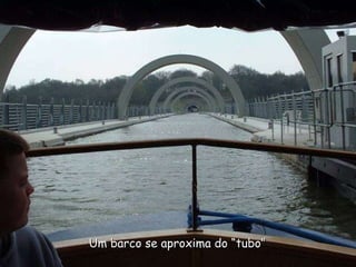 Um barco se aproxima do “tubo” 