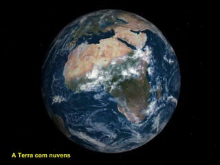 A Terra com nuvens 