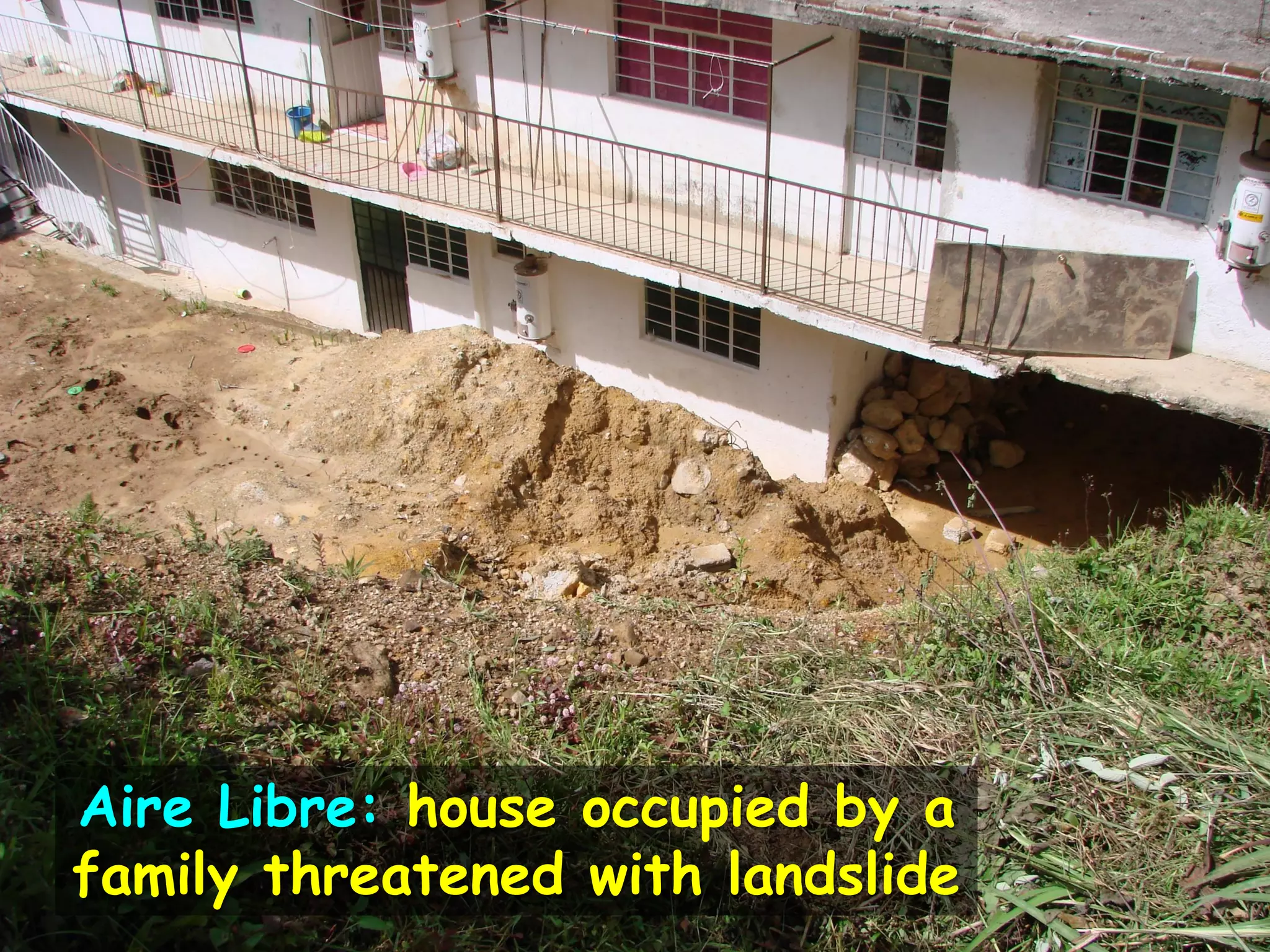 Aire Libre: house occupied by a
family threatened with landslide
 