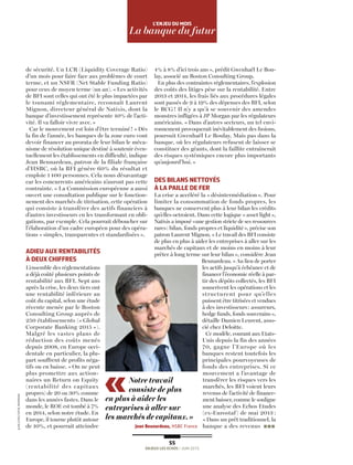  55
ENJEUX LES ECHOS / JUIN 2015
L’ENJEU dU mOiS
La banque du futur
de sécurité. Un LCR (Liquidity Coverage Ratio)
d’un mois pour faire face aux problèmes de court
terme, et un NSFR (Net Stable Funding Ratio)
pour ceux de moyen terme (un an). « Les activités
de BFI sont celles qui ont été le plus impactées par
le tsunami réglementaire, reconnaît Laurent
Mignon, directeur général de Natixis, dont la
banque d’investissement représente 40% de l’acti-
vité. Il va falloir vivre avec. »
Car le mouvement est loin d’être terminé ! «Dès
la fin de l’année, les banques de la zone euro vont
devoir financer au prorata de leur bilan le méca-
nisme de résolution unique destiné à soutenir éven-
tuellement les établissements en difficulté, indique
Jean Beunardeau, patron de la filiale française
d’HSBC, où la BFI génère 60% du résultat et
emploie 1 400 personnes. Cela nous désavantage
car les concurrents américains n’auront pas cette
contrainte. » La Commission européenne a aussi
ouvert une consultation publique sur le fonction-
nement des marchés de titrisation, cette opération
qui consiste à transférer des actifs financiers à
d’autres investisseurs en les transformant en obli-
gations, par exemple. Cela pourrait déboucher sur
l’élaboration d’un cadre européen pour des opéra-
tions «simples, transparentes et standardisées».
AdiEU AUX RENTABiLiTÉS
À dEUX CHiFFRES
L’ensemble des réglementations
a déjà coûté plusieurs points de
rentabilité aux BFI. Sept ans
après la crise, les deux tiers ont
une rentabilité inférieure au
coût du capital, selon une étude
récente menée par le Boston
Consulting Group auprès de
250 établissements (« Global
Corporate Banking 2015 »).
Malgré les vastes plans de
réduction des coûts menés
depuis 2008, en Europe occi-
dentale en particulier, la plu-
part souffrent de profits néga-
tifs ou en baisse. « On ne peut
plus promettre aux action-
naires un Return on Equity
(rentabilité des capitaux
propres) de 20 ou 30% comme
dans les années fastes. Dans le
monde, le ROE est tombé à 7%
en 2014, selon notre étude. En
Europe, il tourne plutôt autour
de 10%, et pourrait atteindre
4% à 8% d’ici trois ans», prédit Gwenhaël Le Bou-
lay, associé au Boston Consulting Group.
En plus des contraintes réglementaires, l’explosion
des coûts des litiges pèse sur la rentabilité. Entre
2013 et 2014, les frais liés aux procédures légales
sont passés de 9 à 19% des dépenses des BFI, selon
le BCG ! Il n’y a qu’à se souvenir des amendes
monstres infligées à JP Morgan par les régulateurs
américains. « Dans d’autres secteurs, un tel envi-
ronnement provoquerait inévitablement des fusions,
poursuit Gwenhaël Le Boulay. Mais pas dans la
banque, où les régulateurs refusent de laisser se
constituer des géants, dont la faillite entraînerait
des risques systémiques encore plus importants
qu’aujourd’hui.»
dES BiLANS NETTOYÉS
À LA PAiLLE dE FER
La crise a accéléré la «désintermédiation». Pour
limiter la consommation de fonds propres, les
banques ne conservent plus à leur bilan les crédits
qu’elles octroient. Dans cette logique «asset light»,
Natixis a imposé «une gestion stricte de ses ressources
rares: bilan, fonds propres et liquidité», précise son
patron Laurent Mignon. «Le travail des BFI consiste
de plus en plus à aider les entreprises à aller sur les
marchés de capitaux et de moins en moins à leur
prêter à long terme sur leur bilan», considère Jean
Beunardeau. «Au lieu de porter
les actifs jusqu’à échéance et de
financer l’économie réelle à par-
tir des dépôts collectés, les BFI
souscrivent les opérations et les
structurent pour qu’elles
puissent être titrisées et vendues
à des investisseurs: assureurs,
hedge funds, fonds souverains»,
détaille Damien Leurent, asso-
cié chez Deloitte.
Ce modèle, courant aux Etats-
Unis depuis la fin des années
70, gagne l’Europe où les
banques restent toutefois les
principales pourvoyeuses de
fonds des entreprises. Si ce
mouvement a l’avantage de
transférer les risques vers les
marchés, les BFI voient leurs
revenus de l’activité de finance-
ment baisser, comme le souligne
une analyse des Echos Etudes
(ex-Eurostaf) de mai 2013 :
«Dans un prêt traditionnel, la
banque a des revenus n n n
Notre travail
consiste de plus
en plus à aider les
entreprises à aller sur
les marchés de capitaux.»
Jean Beunardeau, HSBC France
JEAN-CHRISTOPHEMARMARA
 