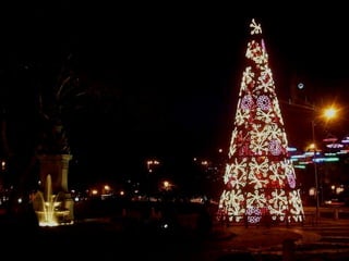 Árbol de Navidad  en el Paseo del Prado  junto Fuente Apolo ,  de   Ben Busche  e  Isabel Barbas   