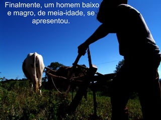   Finalmente, um homem baixo e magro, de meia-idade, se apresentou. 