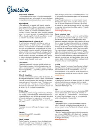Accaparement des terres
L’accaparement des terres désigne l’acquisition controversée de
grandes étendues de terre agricole auprès des pays en développe-
ment, par des entreprises transnationales et gouvernementales.
Aigle de Bonelli
L’Aigle de Bonelli est un rapace de taille moyenne, présent en
France uniquement dans le domaine méditerranéen, et classé en
danger d’extinction sur la liste rouge des espèces menacées de
France (UICN 2008). Les populations ont fortement décliné au
cours de la 2nde
moitié du XXe
siècle, et sont aujourd’hui stabilisées
autour d’une trentaine de couples en Languedoc-Roussillon, PACA
et Rhône-Alpes. Le projet Parc Éolien du Fenouillèdes se retrouve
sur le territoire de chasse d’un couple de ces rapaces.
Capacité de stockage de carbone du sol
Un puits de carbone ou puits CO2 est un réservoir, naturel ou
artificiel, de carbone qui absorbe le carbone de l’atmosphère
et diminue en conséquence le réchauffement de la planète. Les
principaux puits ont été dans les temps géologiques les proces-
sus biologiques de production de charbon, pétrole, gaz naturels,
hydrates de méthane et roches calcaires. Ce sont aujourd’hui les
océans, les sols (humus, tourbière) et certains milieux végétaux
(forêt en formation). La capacité de stockage de chaque réservoir
est différente : les prairies ont par exemple une capacité plus
importante que les champs de grande culture.
Cycle combiné
L’expression cycle combiné caractérise un mode de production
d’électricité qui compte plus d’un cycle thermodynamique. Une
turbine à combustion associée à une turbine à vapeur utilise au
mieux l’énergie thermique. Ceci permet d’augmenter le rendement
de la centrale.
Délais de rétractation
Le droit de la consommation contient un délai de rétractation afin
de protéger le consommateur. Il consiste à obliger le professionnel
à accorder au consommateur un délai de réflexion ou de rétracta-
tion entre la signature du contrat et sa prise d’effet (notamment
en matière de la vente à distance). Les conditions du délai de
rétractation (qui représente en général 7 jours) sont précisées dans
les articles L 121-20 du code de la consommation.
Effet de sillage
À l’arrière d’une éolienne, un sillage tourbillonnaire se développe.
Dans ce sillage, la vitesse moyenne du vent est diminuée puisque
l’éolienne a capté une partie de l’énergie cinétique du vent naturel
et l’intensité de turbulence est augmentée. Le vent partant de
l’hélice a une capacité énergétique plus faible que le vent arrivant
dans l’hélice.
Electrolyse
Processus de conversion de l’énergie électrique en énergie
chimique.
Enercoop
Fournisseur d’énergie 100% renouvelable.
www.enercoop.fr
Énergie Partagée
Énergie Partagée est un mouvement citoyen, fondé par les orga-
nismes pionniers de la finance solidaire et des énergies renou-
velables. Il est composé de porteurs de projets soutenus par des
milliers de citoyens actionnaires qui souhaitent reprendre la main
sur leur pouvoir d’investissement et sur leur choix de consomma-
tion énergétique.
Énergie Partagée Investissement est un outil financier innovant
d’investissement citoyen dans la production d’énergie renouve-
lable et l’efficacité énergétique. Cet outil permet à des porteurs
de projets et des acteurs des territoires de réunir les fonds propres
nécessaires au lancement opérationnel d’un projet, et d’en garder
la maîtrise citoyenne.
www.energie-partagee.org
Énergie primaire et finale
L’énergie primaire fait référence aux sources non transformées d’éner-
gie que l’on trouve dans la nature :pétrole,gaz « naturel »,uranium,
bois,vent,soleil etc.Dans le processus de transformation de ces
énergies pour produire de l’électricité ou de la chaleur,il y a des pertes.
Dans une centrale thermique,au fioul ou nucléaire,par exemple seu-
lement 35 à 40% de l’énergie primaire est transformée en électricité
en fonction de l’efficacité de la centrale.L’énergie finale est celle qui
est consommée par les ménages ou l’industrie après transformation.
Pour certaines énergies renouvelables,comme l’éolien ou le solaire,
la distinction entre énergie primaire et finale n’a que peu d’intérêt car
même si une éolienne ne peut pas transformer en électricité plus de
la moitié de l’énergie contenue dans le vent qui rencontre ses pales,
celle qui ne l’est pas ne cause aucun dégât et elle ne diminue pas la
ressource globale.Ceci est évidemment différent pour le gaz naturel
ou l’uranium utilisés par une centrale thermique.
ENTSO-E
(European Network of Transmission System Operators for Electri-
city) est l’association des gestionnaires européens du transport
d’électricité. Elle travaille en étroite concertation avec la Com-
mission européenne. RTE est présent au sein de l’association, au
titre de gestionnaire de réseau de transport d’électricité français.
www.entsoe.eu
Gazéification
La gazéification est un procédé qui permet de convertir des matières
carbonées fossiles (charbon) ou organiques (bois) en un gaz de
synthèse (le « syngas »), composé majoritairement de monoxyde de
carbone (CO) et d’hydrogène (H2).
Linky
Linky est le nom du compteur communicant développé par ERDF,
principal gestionnaire du réseau électrique de distribution en
France. Le 9 juillet 2013, le Premier Ministre a confirmé l’objectif
de remplacer tous les compteurs actuels par le compteur Linky,
soit 35 millions d’unités, à l’horizon 2020.
Méthanation
L’hydrogène est combiné à du gaz carbonique afin de produire, à
travers la réaction de méthanation découverte au début du XXe
siècle par le savant Français Paul Sabatier, du méthane de synthèse.
négaWatt (Association)
L’association négaWatt a publié plusieurs scénarios énergétiques
pour la France en 2003, 2006 et 2011 ; basés sur le « tryptique » :
Sobriété énergétique, efficacité énergétique et le développement
des énergies renouvelables.
www.negawatt.org
Glossaire
34
 