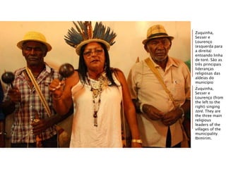Zuquinha,
Sesser e
Lourenço
(esquerda para
a direita)
entoando linha
de toré. São as
três principais
lideranças
religiosas das
aldeias do
município
Ibimirim.Zuquinha,
Sesser e
Lourenço (from
the left to the
right) singing
toré. They are
the three main
religious
leaders of the
villages of the
municipality
Ibimirim.
 