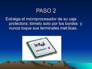 PASO 2 Extraiga el microprocesador de su caja protectora; tómelo solo por los bordes  y nunca toque sus terminales metálicas. 