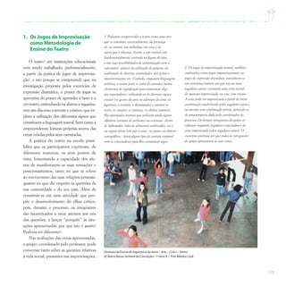 135
1. Os Jogos de Improvisação
como Metodologia de
Ensino do Teatro
O teatro1
em instituições educacionais
vem sendo trabalhado, preferencialmente,
a partir da prática de jogos de improvisa-
ção2
, e isto porque se compreende que, na
investigação proposta pelos exercícios de
expressão dramática, o prazer de jogar se
aproxima do prazer de aprender a fazer e a
ver teatro, estimulando os alunos a organiza-
rem um discurso coerente e criativo, que ex-
plore a utilização dos diferentes signos que
constituem a linguagem teatral, bem como a
empreenderem leituras próprias acerca das
cenas criadas pelos seus camaradas.
A prática do teatro na escola possi-
bilita que os participantes exprimam, de
diferentes maneiras, os seus pontos de
vista, fomentando a capacidade dos alu-
nos de manifestarem as suas sensações e
posicionamentos, tanto no que se refere
ao microcosmo das suas relações pessoais,
quanto no que diz respeito às questões da
sua comunidade e do seu país. Além de
constituir-se em uma atividade que pro-
põe o desenvolvimento do olhar crítico,
pois, durante o processo, os integrantes
são incentivados a estar atentos aos nós
das questões, a lançar “porquês” às situ-
ações apresentadas: por que isto é assim?
Poderia ser diferente?
Nas avaliações das cenas apresentadas,
o grupo, coordenado pelo professor, pode
conversar tanto sobre as questões relativas
à vida social, presentes nas improvisações,
1 Podemos compreender o teatro como uma arte
que se constitui, essencialmente, da presença
de, ao menos, um indivíduo em cena e de
outro que o observa. Assim, a arte teatral está
fundamentalmente centrada na figura do ator,
e nas suas possibilidades de comunicação com o
espectador: através da utilização da palavra, da
exploração de diversas sonoridades, dos gestos e
movimentações, etc. Contudo, enquanto linguagem
artística, o teatro pode se valer de variados outros
elementos de significação para comunicar algo
aos espectadores, utilizando-se de diversos signos
visuais (os gestos do ator, os adereços de cena, os
figurinos, o cenário, a iluminação) e sonoros (o
texto, as canções, as músicas, os efeitos sonoros).
Há espetáculos teatrais que utilizam ainda signos
olfativos (aromas de perfumes ou essências, cheiro
de defumador, odor de alimentos conhecidos, etc.),
ou signos táteis (em que a cena - os atores ou objetos
cenográficos - trava algum tipo de contato corporal
com os espectadores para lhes comunicar algo).
2 Os jogos de improvisação teatral, também
conhecidos como jogos improvisacionais ou
jogos de expressão dramática, constituem-se
em exercícios teatrais em que um ou mais
jogadores-atores executam uma cena teatral
de maneira improvisada, ou seja, sem ensaio.
A cena pode ser improvisada a partir de breve
combinação estabelecida pelos jogadores-atores,
ou mesmo sem combinação prévia, partindo-se
de uma proposta dada pelo coordenador do
processo. Os demais integrantes do grupo se
colocam enquanto jogadores-espectadores da
cena improvisada pelos jogadores-atores. O
exercício continua até que todos os integrantes
do grupo apresentem as suas cenas.
Diretoria de Ensino de Itapecerica da Serra / Arte – Ciclo I –Teatro
EE Bairro Nossa Senhora da Conceição / 1ª Série B / Prof.Mônica Cook
 