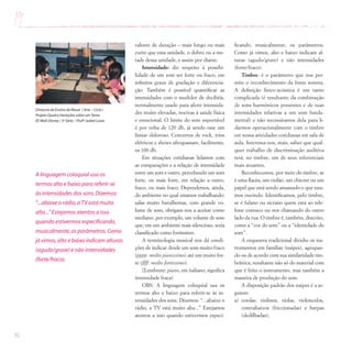 92
valores de duração – mais longo ou mais
curto que essa unidade, o dobro ou a me-
tade dessa unidade, e assim por diante.
Intensidade: diz respeito à possibi-
lidade de um som ser forte ou fraco, em
infinitos graus de gradação e diferencia-
ção. Também é possível quantificar as
intensidades com o medidor de decibéis,
normalmente usado para aferir intensida-
des muito elevadas, nocivas à saúde física
e emocional. O limite do som suportável
é por volta de 120 db, já sendo esse um
limiar doloroso. Concertos de rock, trios
elétricos e shows ultrapassam, facilmente,
os 100 db.
Em situações cotidianas lidamos com
as comparações e a relação de intensidade
entre um som e outro, percebendo um som
forte, ou mais forte, em relação a outro,
fraco, ou mais fraco. Dependemos, ainda,
do ambiente no qual estamos trabalhando:
salas muito barulhentas, com grande vo-
lume de som, obrigam-nos a aceitar como
mediano, por exemplo, um volume de som
que, em um ambiente mais silencioso, seria
classificado como fortíssimo.
A terminologia musical nos dá condi-
ções de indicar desde um som muito fraco
(pppp: molto pianissimo) até um muito for-
te (ffff: molto fortissimo).
[Lembrete: piano, em italiano, significa
intensidade fraca)
OBS: A linguagem coloquial usa os
termos alto e baixo para referir-se às in-
tensidades dos sons. Dizemos: “...abaixe o
rádio, a TV está muito alta...” Estejamos
atentos a isso quando estivermos especi-
A linguagem coloquial usa os
termos alto e baixo para referir-se
às intensidades dos sons.Dizemos:
“...abaixe o rádio,aTV está muito
alta...”Estejamos atentos a isso
quando estivermos especificando,
musicalmente,os parâmetros.Como
já vimos,alto e baixo indicam alturas
(agudo/grave) e não intensidades
(forte/fraco).
ficando, musicalmente, os parâmetros.
Como já vimos, alto e baixo indicam al-
turas (agudo/grave) e não intensidades
(forte/fraco).
Timbre: é o parâmetro que nos per-
mite o reconhecimento da fonte sonora.
A definição físico-acústica é um tanto
complicada (é resultante da combinação
de sons harmônicos presentes e de suas
intensidades relativas a um som funda-
mental) e não necessitamos dela para li-
darmos operacionalmente com o timbre
em nossa atividades cotidianas em sala de
aula. Interessa-nos, mais, saber que qual-
quer trabalho de discriminação auditiva
terá, no timbre, um de seus referenciais
mais atuantes.
Reconhecemos, por meio do timbre, se
é uma flauta, um violão, um chicote ou um
papel que está sendo amassado o que esta-
mos ouvindo. Identificamos, pelo timbre,
se é fulano ou sicrano quem está ao tele-
fone conosco ou nos chamando do outro
lado da rua. O timbre é, também, descrito,
como a “cor do som” ou a “identidade do
som”.
A orquestra tradicional dividiu os ins-
trumentos em famílias (naipes), agrupan-
do-os de acordo com sua similaridade tim-
brística, resultante não só do material com
que é feito o instrumento, mas também a
maneira de produção do som.
A disposição padrão dos naipes é a se-
guinte:
a) cordas: violinos, violas, violoncelos,
contrabaixos (friccionadas) e harpas
(dedilhadas);
Diretoria de Ensino de Mauá / Arte – Ciclo I
Projeto Quatro Variações sobre umTema
EE Walt Disney / 3ª Série / Profª.Izabel Luiza
 