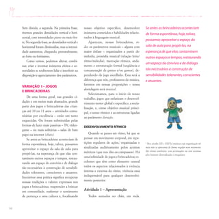 94
Sem dúvida, a segunda. Na primeira frase,
tivemos grandes densidades vertical e hori-
zontal, com intensidades piano ou meio for-
te. Na segunda frase, as densidades vertical e
horizontal foram diminuídas, mas a intensi-
dade aumentou, chegando, provavelmente,
ao forte ou fortíssimo.
Como vemos, podemos alterar, combi-
nar, criar e inventar inúmeros efeitos e so-
noridades se soubermos lidar e interferir na
disposição e agenciamento dos parâmetros.
VARIAÇÃO I – JOGOS
E BRINCADEIRAS
De uma forma geral, nas grandes ci-
dades e em meios mais abastados, grande
parte dos jogos e brincadeiras das crian-
ças até 10 ou 11 anos – atividades comu-
nitárias por excelência – estão um tanto
esquecidas. Ou foram substituídas pelas
formas de lazer mais passivas – TV, vídeo-
game – ou mais solitárias – salas de bate
papo na internet (chats).
Se antes as brincadeiras aconteciam de
forma espontânea, hoje, talvez, possamos
aproveitar o espaço da sala de aula para
propô-las, na esperança de que elas con-
taminem outros espaços e tempos, restau-
rando um espaço de convívio e de diálogo
tão necessários à construção de sensibili-
dades tolerantes, conscientes e atuantes.
Incentivar essa prática significa recuperar
nossas tradições e valores expressos nos
jogos e brincadeiras, reaprender a brincar
em comunidade, reafirmar o sentimento
de pertença a uma cultura e, focalizando
nosso objetivo específico, desenvolver
inúmeros conteúdos e habilidades relacio-
nados à linguagem musical.
Aparecem, nessas brincadeiras, to-
dos os parâmetros musicais – alguns com
maior ênfase – organizados a partir de:
melodia, prosódia musical (relação letra/
ritmo/melodia), marcação rítmica, anda-
mento e estruturação formal (seqüência e
concatenação de partes e/ou gestos), de-
pendendo do jogo escolhido. Esta será a
diferença que nós, professores de música,
faremos em nossas proposições – nossa
abordagem será musical.
Selecionamos, para o início de nosso
trabalho, jogos que enfatizam o desenvol-
vimento motor global e específico, a socia-
lização, e, como objetivo musical princi-
pal, o senso rítmico e as estruturas ligadas
ao parâmetro duração.
DESENVOLVIMENTO RÍTMICO
Quando se pensa em ritmo, há que se
pensar em movimento corporal, em repe-
tições regulares de ações,1
organizadas e
sinalizadas auditivamente pelos acentos
métricos (que nos dão os compassos). Há
uma infinidade de jogos e brincadeiras ex-
celentes que têm como elemento central
todos os aspectos relacionados à vivência
interna e externa do ritmo, vivência essa
indispensável para qualquer desenvolvi-
mento posterior.
Atividade 1 – Apresentação
Todos sentados no chão, em roda.
Se antes as brincadeiras aconteciam
de forma espontânea,hoje,talvez,
possamos aproveitar o espaço da
sala de aula para propô-las,na
esperança de que elas contaminem
outros espaços e tempos,restaurando
um espaço de convívio e de diálogo
tão necessários à construção de
sensibilidades tolerantes,conscientes
e atuantes.
1
Nos séculos XX e XXI há músicas cuja organização rít-
mica não se apresenta de forma regular nem recorrente.
São ritmos amétricos, sem acentuações ou com acentua-
ções bastante diversificadas e irregulares.
 