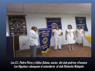Los C.L. Pedro Pérez y Edilsa Solano, socios del club padrino «Fonseca
Los Higuitos» obsequian el estandarte al club Riohacha Walapüin

 