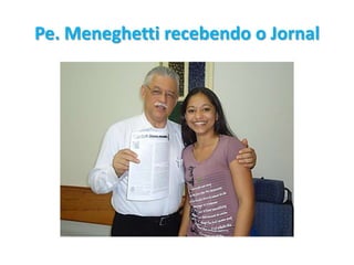 Pe. Meneghetti recebendo o Jornal