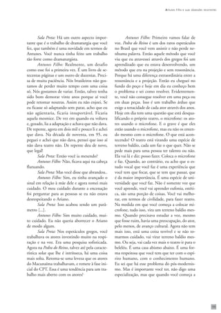 A ntunes Filho e suas obsessões recorrentes




       Sala Preta: Há um outro aspecto impor-              Antunes Filho: Primeiro vamos falar de
tante que é o trabalho de dramaturgia que você      voz. Pedra do Reino é um dos raros espetáculos
fez, que também é uma novidade em termos de         no Brasil que você vem assistir e não perde ne-
Antunes. Você nunca tinha feito um trabalho         nhuma palavra. Então aquele método que você
tão forte como dramaturgista.                       viu que eu atravessei através dos gregos foi um
       Antunes Filho: Realmente, um desafio         aprendizado que eu estava desenvolvendo, um
como esse foi a primeira vez. É um livro de se-     método que era na projeção e sem ressonância.
tecentas páginas e um outro de duzentas. Preci-     Porque há uma diferença extraordinária entre a
sa de muita paciência. Nós brasileiros não gos-     ressonância e a projeção. Então eu cheguei no
tamos de perder muito tempo com uma coisa           fundo do poço e hoje em dia eu conheço bem
só. Nós gostamos de variar. Então, talvez tenha     o problema e sei como resolver. Evidentemen-
sido bom demorar vinte anos porque aí você          te, você não consegue resolver em uma peça ou
pode retomar noutras. Assim eu não enjoei. Se       em duas peças. Isso é um trabalho árduo que
eu ficasse só adaptando sem parar, acho que eu      exige a tenacidade de cada ator através dos anos.
não agüentaria, ficaria insuportável. Ficaria       Hoje em dia tem uma questão que está desqua-
aquela mesmice. De vez em quando eu voltava         lificando o próprio teatro, o microfone: os ato-
e, gozado, lia a adaptação e achava que não dava.   res usando o microfone. E o grave é que eles
De repente, agora em dois mil e pouco li e achei    estão usando o microfone, mas eu não os enten-
que dava. Na década de noventa, em 95, eu           do mesmo com o microfone. O que está acon-
peguei e achei que não dava, pensei que isso aí     tecendo? O teatro está virando uma espécie de
não dava teatro não. De repente deu de novo,        terreno baldio, cada um faz o que quer. Não se
que legal!                                          pede mais para uma pessoa ter talento ou não.
       Sala Preta: Então você ia mexendo?           Ela vai lá e diz: posso fazer. Coloca o microfone
       Antunes Filho: Não, ficava aqui na cabeça    e faz. Quando, ao contrário, eu acho que o es-
flutuando.                                          tudo vocal que você faz é uma experiência que
       Sala Preta: Mas você disse que abrandou..    você tem que focar, que se tem que passar, que
       Antunes Filho: Sim, eu tinha avançado o      é da maior importância. É uma espécie de uni-
sinal em relação à mãe dele e agora tomei mais      versidade que você faz. Não é somente voz que
cuidado. O meu cuidado durante a encenação          você aprende, você vai aprender eufonia, estéti-
foi perguntar para as pessoas se eu não estava      ca, são uma porção de coisas. Você vai melho-
desrespeitando o Ariano.                            rar, em termos de civilidade, para fazer teatro.
       Sala Preta: Isso acabou sendo um parâ-       Na medida em que você começa a colocar mi-
metro [...].                                        crofone, tudo isso, vira um terreno baldio mes-
       Antunes Filho: Sim muito cuidado, mui-       mo. Quando precisava estudar a voz, mesmo
to cuidado. Eu não queria aborrecer o Ariano        que fosse ruim, havia uma preocupação, do ator,
de modo algum.                                      pelo menos, de avanço cultural. Agora não tem
       Sala Preta: Nos espetáculos gregos, você     mais isso, está uma coisa terrível e se não to-
trabalhava os atores investindo muito na respi-     marmos cuidado, vai virar terreno baldio mes-
ração e na voz. Era uma pesquisa sofisticada.       mo. Ou seja, vai cada vez mais o teatro ir para o
Agora na Pedra do Reino, talvez até pela caracte-   beleléu. É uma casa abismo abaixo. É uma for-
rística solar que lhe é intrínseca, há uma coisa    ma respeitosa que você tem que ter com o espí-
mais solta. Retoma-se uma leveza que os atores      rito humano, com o conhecimento humano.
do Macunaíma trabalhavam, e remete à fase ini-      Eu sei que há esse problema do pós-modernis-
cial do CPT. Essa é uma tendência para um tra-      mo. Mas é importante você ter, não digo uma
balho mais aberto com os atores?                    especialização, mas que quando você começa a




                                                                                                                         105
 