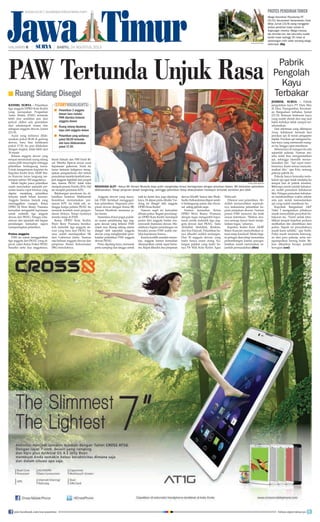 HALAMAN  | | SABTU, 24 AGUSTUS 2013
Jawa Timur
surya.co.id | surabaya.tribunnews.com
jember, surya - Pabrik
pengolahan kayu PT Duta Mas
di Desa Tisnogambar, Kecamat-
an Bangsalsari terbakar, Jumat
(23/8). Ratusan lembaran kayu
yang sudah diolah dan siap jual
habis terbakar tidak sempat ter-
selamatkan.
Dari informasi yang dihimpun
Surya, kebakaran bermula dari
percikan api di mesin pengepres
triplek. Percikan api mengenai ba-
han kayu yang memenuhi ruang-
an itu, hingga cepat membesar.
Sebenarnya di ruangan itu ada
sejumlah pekerja. Namun me-
reka tidak bisa mengendalikan
api, sehingga memilih menye-
lamatkan diri. Api cepat mem-
besarnya. Kami semua menyela-
matkan diri, ujar Erfa, seorang
pekerja pabrik itu.
Pekerja hanya berusaha melo-
kalisir api agar tidak menjalar ke
tempat lain di pabrik tersebut.
Beberapa menit setelah kebakar-
an, mobil pemadam kebakaran
tiba. Petugas pemadam kebakar-
an membutuhkan waktu sekitar
satu jam untuk memadamkan
api yang sudah membesar itu.
Kapolsek Bangsalsari AKP
Viebe T mengatakan, pihaknya
masih menyelidiki penyebab ke-
bakaran itu. Nanti untuk iden-
tifikasi tempat kejadian perkara
melibatkan tim identifikasi dari
polres. Sejauh ini penyebabnya
masih kami selidiki, ujar Viebe.
Polisi masih meminta keterang-
an dari para pekerja, serta me-
ngumpulkan barang bukti. Be-
lum diketahui berapa jumlah
kerugian.	(uni)
PAW Tertunda Unjuk Rasa
kediri, surya - Pelantikan
tiga anggota DPRD Kota Kediri
yang merupakan Pergantian
Antar Waktu (PAW) tertunda
lebih dari sembilan jam dari
jadwal akibat ada penolakan
dari sekelompok massa dan
sebagian anggota dewan, Jumat
(23/8).
Acara yang sedianya dilak-
sanakan pukul 08.00 di gedung
dewan, baru bisa terlaksana
pukul 17.30. Itu pun dilakukan
dengan singkat, tidak lebih dari
30 menit.
Belasan anggota dewan yang
sempat menduduki ruang sidang
utama pilih menyingkir sehingga
pelantikan berlangsung lancar.
Untuk mengamanan kegiatan itu
Kapolres Kediri Kota AKBP Rat-
no Kuncoro turun langsung me-
mimpin sekitar 300 anggotanya.
Meski begitu pasca pelantikan
masih menyisakan sejumlah per-
soalan karena rapat banmus yang
digelar menjelang pelantikan
ternyata masih belum kuorum.
Anggota banmus banyak yang
meninggalkan ruangan. Ketua
DPRD Hj Woro Renny Pramana
kemudian mengambil keputusan
untuk melantik tiga anggota
dewan dari PKNU. Petugas roha-
niawan dan sejumlah staf bagian
persidangan kemudian segera
mempersiapkan pelantikan.
Protes anggota
PAW itu untuk menggantikan
tiga anggota dari PKNU yang di-
pecat, yakni Ketua Fraksi PKNU
Sunarko serta dua anggotanya,
Imam Suhadi dan HM Farid Ri-
zal. Mereka dipecat sesuai surat
keputusan gubernur. Surat itu
turun lantaran ketiganya meng-
ajukan pengunduran diri terkait
pencalonanmerekakembalimen-
jadi anggota legislatif dari parpol
lain, karena PKNU tidak lolos
menjadi peserta Pemilu 2014. Hal
itu menjadi peraturan KPU.
Belakangan peraturan itu di-
batalkan lantaran Mahkamah
Konstitusi memutuskan per-
aturan KPU itu tidak sah, se-
hingga ketiga politisi PKNU itu
menarik kembali surat pengun-
duran dirinya. Tetapi nyatanya
mereka tetap di-PAW.
Ketua DPRD Kota Kediri,
Woro Reny Pramana bersiku-
kuh melantik tiga anggota de-
wan yang baru dari PKNU ka-
rena sudah mendapatkan SK
dari Gubernur Jatim. Namun
saja belasan anggota dewan dan
pimpinan Badan Kehormatan
(BK) menolaknya.
Anggota dewan yang meno-
lak PAW bertekad menggagal-
kan pelantikan. Negosiasi pim-
pinan dewan dengan Ketua BK
Tamam Musthofa menemui ja-
lan buntu.
Sementaradiluarpagar,puluh-
an massa pendukung tiga ang-
gota dewan yang terkena PAW
unjuk rasa. Ruang sidang utama
disegel oleh sejumlah anggota
dewan yang menghendaki pem-
batalan pelantikan PAW anggota
dewan PKNU.
Pintu dipalang kayu, termasuk
pintu samping dan tanggu untuk
naik ke lantai dua, juga dipalang
kayu. Di depan pintu ditulisi Ge-
dung ini disegel oleh anggota
DPRD Kota Kediri.
Namun segel ini kemudian
dibuka paksa. Bagian persidang-
an DPRD Kota Kediri mendapat
protes dari anggota badan mu-
syawarah (banmus) dewan. Ma-
salahnya bagian persidangan ini
bersaksi proses PAW sudah me-
lalui keputusan bamus.
Karenakonfliksemakinmema-
nas, anggota bamus kemudian
dikumpulkan untuk rapat bersa-
ma. Rapat dihadiri dua pimpinan
dewan Kholifi Yunon dan Shole-
hudin Fatkurahman.Rapat sendi-
ri berlangsung panas dan diwar-
nai saling gebrak meja.
Namun kemudian Ketua
DPRD Woro Renny Pramana
dengan tegas mengambil kepu-
tusan untuk melantik tiga ang-
gota dewan dari PKNU. Yaitu
Abdullah Abdullah, Ibrahim,
dan Sun Fatayati. Pelantikan ha-
nya dihadiri sedikit undangan.
Dari 30 anggota dewan, yang
hadir hanya enam orang. Ka-
langan pejabat yang hadir ha-
nya Plt Wali Kota Kediri Agus
Wahyudi.
Ditemui usai pelantikan, Ab-
dullah menyerahkan sepenuh-
nya mekanisme pelantikan ke-
pada pimpinan dewan. Namun
proses PAW menurut dia telah
sesuai ketentuan. Mohon doa-
nya semoga lancar kami menja-
lankan tugas, jelasnya.
Kapolres Kediri Kota AKBP
Ratno Kuncoro menyebutkan si-
tuasi tetap kondusif. Meski begi-
tu petugas akan tetap memantau
perkembangan karena pascape-
lantikan masih menyisakan se-
jumlah permasalahan.	(dim)
surya/didik mashudi
negosiasi alot - Ketua BK Tamam Mustofa (baju putih menghadap lensa) bernegosiasi dengan pimpinan dewan. BK keberatan pelantikan
dilaksanakan. Tetapi pimpinan dewan bergeming, sehingga pelantikan tetap dilaksanakan meskipun tertunda sembilan jam lebih.
Pabrik
Pengolah
Kayu
TerbakarRuang Sidang Disegel■
Pelantikan 3 anggota
dewan baru melalui
PAW diprotes belasan
anggota dewan
Ruang sidang dipalang
kayu oleh anggota dewan
Pelantikan yang sedianya
pukul 08.00 tertunda
dan baru dilaksanakan
pukul 17.30.
■
■
■
storyhighlights
Warga Kelurahan Plosokerep RT
02/02, Kecamatan Sananwetan, Kota
Blitar, Jumat (23/8) siang menggelar
protes pendirian tower seluler di
lingkungan mereka. Warga merasa
tak dimintai izin, dan tahu-tahu sudah
berdiri tower setinggi 35 meter di
pekarangan milik salah seorang warga
setempat. (fiq)
Protes PendirianTower
surya/imam taufiq
join facebook.com/suryaonline follow @portalsurya
 