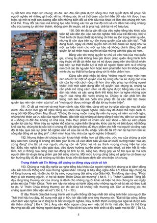 vụ tốt hơn cho thiện ích chung; do đó, liên đới cần phải được sống như một quyết định để phục hồi
người nghèo về những gì thuộc về họ. Những xác tín và thói quen của tình liên đới này, khi được thực
hiện, sẽ mở ra một con đường dẫn đến những biến đổi có tính cấu trúc khác và làm cho chúng trở nên
khả thể. Thay đổi cấu trúc mà không tạo nên những xác tín và thái độ mới sẽ chỉ đảm bảo rằng những
cấu trúc tương tự sẽ hình thành, không sớm thì muộn, sẽ bị phá huỷ, chế tài và vô hiệu lực.
190. Đôi khi đó là vấn đề của việc nghe tiếng kêu khóc của
toàn bộ các dân tộc, các dân tộc nghèo nhất của trái đất này, bởi vì
"hoà bình chỉ được thiết lập không chỉ trên sự tôn trọng nhân quyền,
nhưng là còn dựa trên sự tôn trọng quyền của các dân tộc". Thật
đáng buồn, ngay cả nhân quyền còn có thể được sử dụng như là
một sự biện minh cho một sự bảo vệ không chính đáng đối với
quyền lợi cá nhân hoặc quyền lợi của những dân tộc giàu có hơn.
Bằng việc tôn trọng quyền tự chủ và văn hoá của mọi quốc
gia, chúng ta phải không bao giờ được phép quên rằng hành tinh
này thuộc về tất cả nhân loại và nó được dựng nên cho tất cả nhân
loại này; sự thật thuần tuý là một số người được sinh ra ở những
nơi có ít các tài nguyên hơn hoặc kém phát triển hơn thì không biện
minh cho sự thật là họ đang sống với ít nhân phẩm hơn.
Cũng cần phải nhắc lại rằng "những người may mắn hơn
nên khước từ một số quyền của họ cũng như là sử dụng các của
cải của họ một cách rộng rãi hơn cho việc phục vụ những người
khác". Nói một cách đúng đắn về quyền của chúng ta, chúng ta
cần phải mở rộng cách nhìn và để nghe được tiếng kêu của các
dân tộc khác và các vùng lãnh thổ khác hơn là nghe những con
người của riêng đất nước chúng ta. Chúng ta cần phải lớn lên
trong tình liên đới mà "vốn cho phép tất cả các dân tộc được
quyền tạo nên vận mệnh của họ", và "mọi người được mời gọi để đạt tới sự hoàn thiện".
191. Ở tất cả mọi nơi và mọi hoàn cảnh, các Kitô hữu, cùng với sự trợ giúp của các mục tử của
mình, đều được mời gọi để nghe tiếng kêu khóc của người nghèo. Điều này đã được thể hiện cách rõ
ràng bởi Hội Đồng Giám Mục Brazil: "Chúng tôi mong muốn mang lấy niềm hy vọng và niềm vui mỗi ngày,
những khó khăn và ưu sầu của người Brazil, đặc biệt của những ai đang sống ở các khu dân cư và ngoại
ô – không có đất đai, không có nhà cửa, thiếu thực phẩm và chăm sóc sức khoẻ – đến sự xâm phạm
quyền lợi của họ. Nhìn thấy sự nghèo khổ của họ, nghe thấy tiếng kêu khóc của họ và biết được nỗi thống
khổ của họ, chúng tôi bị sốc bởi vì chúng tôi biết rằng không đủ thực phẩm cho hết mọi người và rằng nạn
đói là hậu quả của sự phân bố nghèo nàn về của cải và thu nhập. Vấn để đã trở nên tệ hại hơn bởi lối
sống đại đồng về sự lãng phí". ( Ảnh minh hoạ: khu nhà của người nghèo ở Brazil )
192. Nhưng thậm chí chúng ta còn khao khát nhiều hơn cả điều này; ước mơ của chúng ta còn
bay cao hơn. Chúng ta không chỉ đơn giản là nói về việc đảm bảo về của ăn nuôi dưỡng hoặc "của ăn
xứng đáng" cho tất cả mọi người, nhưng còn về "phúc lợi và sự thịnh vượng chung hiện tại của
họ". Điều này nghĩa là việc giáo dục, việc được hưởng quyền chăm sóc sức khoẻ, và trên hết là việc
làm, bởi vì thông qua công việc lao động có tính tự do, sáng tạo, đóng góp và hỗ trợ qua lại mà con
người diễn tả và gia tăng phẩm giá đời sống của họ. Một mức lương công bằng sẽ giúp họ có được sự
tận hưởng đầy đủ tất cả những sự tốt đẹp khác vốn đã được định sẵn cho thiện ích chung.
Trung thành với Tin Mừng, để chúng ta đừng chạy cách vô ích
193. Chúng ta mặc lấy nghĩa vụ nghe tiếng kêu khóc của người nghèo khi chúng ta bị đánh động
sâu sắc bởi nỗi thống khổ của những người khác. Chúng ta hãy lắng nghe điều Lời Chúa dạy chúng ta
về lòng thương xót, và để cho lời ấy vang vọng trong đời sống của Giáo Hội. Tin Mừng dạy rằng: "Phúc
thay ai xót thương người, vì họ sẽ được Thiên Chúa xót thương" ( Mt 5, 7 ). Thánh Giacôbê Tông Đồ
dạy rằng lòng thương xót của chúng ta dành cho những người khác sẽ biện hộ cho chúng ta vào ngày
phán xét của Thiên Chúa: "Anh em hãy nói năng và hành động như những người sẽ bị xét xử theo luật
tự do. Vì Thiên Chúa không thương xót khi xét xử kẻ không biết thương xót. Còn ai thương xót, thì
chẳng quan tâm đến việc xét xử" ( Gc 2, 12 – 13 ).
Ở đây Thánh Giacôbê trung thành với truyền thống tốt đẹp nhất đời sống tinh thần của người Do
Thái thời hậu lưu đày, bổ sung một giá trị hữu ích đặc biệt cho lòng thương xót: "Đái tội lập công, bằng
cách làm việc nghĩa, là tỏ lòng từ bi đối với người nghèo, may ra thời thịnh vượng của ngài sẽ được kéo
dài thêm chăng" ( Đn 4, 24 ). Áng văn khôn ngoan cũng xem việc bố thí là một việc làm thi thố lòng
thương xót đối với những người đang cần: "Việc bố thí cứu cho khỏi chết và tẩy sạch mọi tội lỗi" ( Tb 12,
5
 