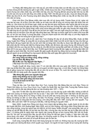 Từ Pleiku đến Măng Đen hơn 100 cây số, anh Hiền là Giáo Dân con đỡ đầu của cha Thượng, lái
xe đưa chúng tôi lên đường lúc gần 2 giờ chiều. Chiếc Izuzu hai cầu ( Four-Wheel drive, 4WD ), second
hand nhưng còn chắc chắn này, anh Hiền mới tậu cho cha Thượng để làm phương tiện bôn ba núi đồi
và chở các chú dự tu khi cần thay cho chiếc xe hiệu “KIA” nhỏ đã quá cũ và yếu, mua còn đang trả góp.
Nhân dịp đưa tôi đi, cha Thượng cũng định dâng Đức Mẹ Măng Đen chiếc xe này để xin Mẹ chúc lành
cho việc sử dụng.
Chợt nhớ Đức Cha Micae nhiều năm qua vẫn chỉ sử dụng chiếc Toyota Zace cũ kỹ, nghe nói
vừa làm lại máy, lẽ ra Đức Cha cần chiếc xe an toàn hơn để đi vùng núi nhưng ngài vẫn thoải mái với
chiếc cũ. Lần trước lúc tôi đi theo ngài, chiếc xe này đã chở giúp một thanh niên người dân tộc bị tai nạn
giao thông mà chúng tôi gặp dọc đường, thùng xe phía sau vương đầy máu của anh. Chiếc xe của Đức
Cha nếu cố bán lại cho người khác chắc cũng chưa bằng giá chiếc xe gắn máy Honda SH nhập khẩu.
Tôi biết ông bà cố của Đức Cha để lại cho ba anh em ngài ( hai anh ngài cũng là Linh Mục ), số tài sản
cả mấy chục tỷ mà Đức Cha vẫn giữ nếp sống đạm bạc, tiền bạc có được ngài chỉ lo chăm chút mua đất
đai, cơ sở cho các Dòng Tu trong địa phận. Lòng tôi chạnh buồn khi nhớ đến mấy vị Linh Mục Nghệ An
đua nhau sắm xe hơi bóng lộn trị giá cả tỷ bạc !
Măng Đen cạnh quốc lộ 24, cách Kon Tum khoảng 50 cây số về phía Đông Bắc, thuộc xã Đăk
Long, huyện Kon Plông, là vùng đồi núi có phong cảnh thiên nhiên tươi tốt và khí hậu ôn hòa như Đà Lạt.
Nhà Nước đã quy hoạch làm khu du lịch sinh thái và hàng trăm nhà đầu tư được bán đất giá rẻ với điều
kiện phải xây lên những căn biệt thự khang trang. Nhiều căn đã được xây xong nhưng vẫn không lôi cuốn
du khách nên khu vực này còn đìu hiu vắng vẻ, cho đến khi bức tượng Mẹ xuất hiện với nhiều ơn lạ. Tháng
Năm 2013 vừa qua, dịp Lễ kính Mẹ, hơn 10.000 người hành hương đã tràn ngập con đường đèo hiểm trở
để quần tụ dưới chân Mẹ. Cả chính quyền lẫn giáo quyền đã phải huy động mọi lực lượng để sắp xếp đón
tiếp số người và xe cộ khổng lồ tụ họp quanh đài Đức Mẹ suốt ngày đêm giữa trời mưa lạnh.
“Mẹ về ngự giữa mênh mông
Âm vang rừng núi tiếng cồng, tiếng chiêng
Lạy ơn Đức Mẹ Măng Đen
Mẹ là Mẹ của Tây Nguyên Đại Ngàn...”
( Một đoạn thơ trích từ bảng tạ ơn )
Truyền thuyết kể rằng: trước năm 71 có một tiền đồn nhỏ của quân đội VNCH trú đóng ( chỗ
hiện nay là Đài Đức Mẹ ) giữa nơi đồn trú cô quạnh và hiểm nguy này, vị Linh Mục Tuyên Úy Công Giáo
đã cố gắng mang bức tượng Mẹ đến để xin phù hộ và an ủi Đức Tin, sưởi ấm tâm hồn những người
lính tiền đồn khi quây quần cầu nguyện bên Mẹ…
“Mẹ đứng đây giữa cao nguyên lộng gió.
Giữa rừng thiêng núi sọ qúa u buồn.
Trải bao niên giãi nắng với mưa tuôn.
Có ai đó lệ tuôn từ khi ấy.”
( Thanh Sơn )
Theo tài liệu của Toà Giám Mục Kon Tum, tượng Đức Mẹ Măng Đen do Linh Mục Tôma Lê
Thành Ánh tặng cha Giuse Phạm Minh Công Tuyên Úy Quân Đội, tạc theo mẫu Tượng Mẹ Fatima được
dựng trên một trụ đài xây bằng đá đơn sơ vào khoảng năm 1971 – 1973.
Sau năm 73 tiền đồn này đã bị triệt thoái và khu vực lọt vào tay quân miền Bắc, không ai biết số
phận bức tượng và những người lính ấy ra sao ? Sau năm 1974 chiến tranh Việt Nam đã tàn phá khu
vực này. Bức tượng đã bị hư hỏng ít nhiều và bị bỏ phế sâu trong rừng rậm vì không có đường giao
thông và không có dân cư sinh sống. Bà Đào Thị Hương ( không Công Giáo, quê ở Hà Tĩnh, người
được cho là đã có công bảo tồn bức tượng ) cho rằng đến đầu năm 1987, tượng vẫn còn nguyên. Tuy
nhiên, đến cuối năm 1987 thì tượng bị mất đầu, mất tay không rõ nguyên nhân.
Năm 2002, huyện Kon Plông mới được hình thành đặt tại Măng Đen, tuyến Quốc lộ 24 nối đến
tận huyện Mộ Đức, tỉnh Quảng Ngãi. Năm 2005, anh Lê Văn Hoàng, một công nhân Công Giáo làm việc
cho nông trường, cùng hai người bạn khi biết tin về tình trạng “khiếm khuyết” của tượng Mẹ, bèn xin xi
măng và cát để đắp lại đầu và hai bàn tay Đức Mẹ ( nhưng sau này hai bàn tay lại bị đập phá một lần
nữa ). Vì không phải là nghệ nhân nên người nặn tượng đã tạo ra bức tượng thiếu hẳn nét mỹ thuật.
Sau khi “tôn tạo” lại tượng Đức Mẹ, ba anh đã bị Công An bắt tạm giam 3 ngày vì “dám làm một việc
chưa được cho phép”, rồi thời gian tiếp theo, họ thường xuyên bị Công An mời lên điều tra, hạch hỏi
làm khó dễ, nên các anh phải rút về quê để được yên ổn làm ăn.
Cuối cùng, tượng Mẹ vẫn được trân trọng dựng lại nơi chốn cũ. Không may sau đó, tượng lại nằm
chắn giữa con đường đã được chính quyền quy hoạch. Có nguồn tin loan truyền là lực lượng làm đường
10
 