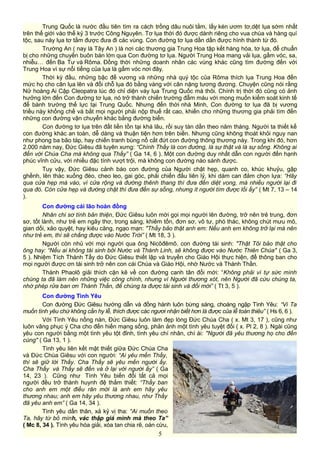 Trung Quốc là nước đầu tiên tìm ra cách trồng dâu nuôi tằm, lấy kén ươm tơ,dệt lụa sớm nhất
trên thế giới vào thế kỷ 3 trước Công Nguyên. Tơ lụa thời đó được dành riêng cho vua chúa và hàng quí
tộc, sau này lụa tơ tằm được đưa đi các vùng. Con đường tơ lụa dần dần được hình thành từ đó.
Trường An ( nay là Tây An ) là nơi các thương gia Trung Hoa tập kết hàng hóa, tơ lụa, để chuẩn
bị cho những chuyến buôn bán lớn qua Con đường tơ lụa. Người Trung Hoa mang vải lụa, gấm vóc, sa,
nhiễu… đến Ba Tư và Rôma. Đồng thời những doanh nhân các vùng khác cũng tìm đường đến với
Trung Hoa vì sự nổi tiếng của lụa là gấm vóc nơi đây.
Thời kỳ đầu, những bậc đế vương và những nhà quý tộc của Rôma thích lụa Trung Hoa đến
mức họ cho cân lụa lên và đổi chỗ lụa đó bằng vàng với cân nặng tương đương. Chuyện cũng nói rằng
Nữ hoàng Ai Cập Cleopatra lúc đó chỉ diện váy lụa Trung Quốc mà thôi. Chính trị thời đó cũng có ảnh
hưởng lớn đến Con đường tơ lụa, nó trở thành chiến trường đẫm máu với mong muốn kiểm soát kinh tế
để bành trướng thế lực tại Trung Quốc. Nhưng đến thời nhà Minh, Con đường tơ lụa đã bị vương
triều này khống chế và bắt mọi người phải nộp thuế rất cao, khiến cho những thương gia phải tìm đến
những con đường vận chuyển khác bằng đường biển.
Con đường tơ lụa trên đất liền tồn tại khá lâu, rồi suy tàn dần theo năm tháng. Người ta thiết kế
con đường khác an toàn, dễ dàng và thuận tiện hơn trên biền. Nhưng cũng không thoát khỏi nguy nan
như phong ba bão táp, hay chiến tranh bùng nổ cắt đứt con đường thông thương này. Trong khi đó, hơn
2.000 năm nay, Đức Giêsu đã tuyên xưng: “Chính Thầy là con đường, là sự thật và là sự sống. Không ai
đến với Chúa Cha mà không qua Thầy” ( Ga 14, 6 ). Một con đường duy nhất dẫn con người đến hạnh
phúc vĩnh cửu, với nhiều đặc tính vượt trội, mà không con đường nào sánh được.
Tuy vậy, Đức Giêsu cảnh báo con đường của Người chật hẹp, quanh co, khúc khuỷu, gập
ghềnh, lên thác xuống đèo, cheo leo, gai góc, phải chiến đấu liên lỷ, khi dám can đảm chọn lựa: “Hãy
qua cửa hẹp mà vào, vì cửa rộng và đường thênh thang thì đưa đến diệt vong, mà nhiều người lại đi
qua đó. Còn cửa hẹp và đường chật thì đưa đến sự sống, nhưng ít người tìm được lối ấy” ( Mt 7, 13 – 14
).
Con đường cải lão hoàn đồng
Nhân chi sơ tính bản thiện, Đức Giêsu luôn mời gọi mọi người lên đường, trở nên trẻ trung, đơn
sơ, tốt lành, như trẻ em ngây thơ, trong sáng, khiêm tốn, đơn sơ, vô tư, phó thác, không chút mưu mô,
gian dối, xảo quyệt, hay kiêu căng, ngạo mạn: "Thầy bảo thật anh em: Nếu anh em không trở lại mà nên
như trẻ em, thì sẽ chẳng được vào Nước Trời” ( Mt 18, 3 ).
Người còn nhủ với mọi người qua ông Nicôđêmô. con đường tái sinh: "Thật Tôi bảo thật cho
ông hay: “Nếu ai không tái sinh bởi Nước và Thánh Linh, sẽ không được vào Nước Thiên Chúa" ( Ga 3,
5 ). Nhiệm Tích Thánh Tẩy do Đức Giêsu thiết lập và truyền cho Giáo Hội thực hiện, để thông ban cho
mọi người được ơn tái sinh trở nên con cái Chúa và Giáo Hội, nhờ Nước và Thánh Thần.
Thánh Phaolô giải thích cặn kẽ về con đường canh tân đổi mới: “Không phải vì tự sức mình
chúng ta đã làm nên những việc công chính, nhưng vì Người thương xót, nên Người đã cứu chúng ta,
nhờ phép rửa ban ơn Thánh Thần, để chúng ta được tái sinh và đổi mới” ( Tt 3, 5 ).
Con đường Tình Yêu
Con đường Đức Giêsu hướng dẫn và đồng hành luôn bừng sáng, choáng ngập Tình Yêu: “Vì Ta
muốn tình yêu chứ không cần hy lễ, thích được các ngươi nhận biết hơn là được của lễ toàn thiêu” ( Hs 6, 6 ).
Với Tình Yêu nồng nàn, Đức Giêsu luôn làm đẹp lòng Đức Chúa Cha ( x. Mt 3, 17 ), cũng như
luôn vâng phục ý Cha cho đến hiến mạng sống, phản ảnh một tình yêu tuyệt đối ( x. Pl 2, 8 ). Ngài cũng
yêu con người bằng một tình yêu tột đỉnh, tình yêu chí nhân, chí ái: "Người đã yêu thương họ cho đến
cùng" ( Ga 13, 1 ).
Tình yêu liên kết mật thiết giữa Đức Chúa Cha
và Đức Chúa Giêsu với con người: “Ai yêu mến Thầy,
thì sẽ giữ lời Thầy. Cha Thầy sẽ yêu mến người ấy.
Cha Thầy và Thầy sẽ đến và ở lại với người ấy” ( Ga
14, 23 ). Cũng như Tình Yêu biến đổi tất cả mọi
người đều trở thành huynh đệ thắm thiết: “Thầy ban
cho anh em một điều răn mới là anh em hãy yêu
thương nhau; anh em hãy yêu thương nhau, như Thầy
đã yêu anh em” ( Ga 14, 34 ).
Tình yêu dấn thân, xả kỷ vị tha: “Ai muốn theo
Ta, hãy từ bỏ mình, vác thập giá mình mà theo Ta”
( Mc 8, 34 ). Tình yêu hóa giải, xóa tan chia rẽ, oán cừu,
5
 