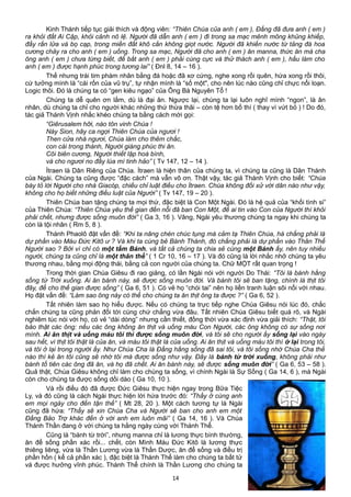 Kinh Thánh tiếp tục giải thích và động viên: “Thiên Chúa của anh ( em ), Đấng đã đưa anh ( em )
ra khỏi đất Ai Cập, khỏi cảnh nô lệ. Người đã dẫn anh ( em ) đi trong sa mạc mênh mông khủng khiếp,
đầy rắn lửa và bọ cạp, trong miền đất khô cằn không giọt nước. Người đã khiến nước từ tảng đá hoa
cương chảy ra cho anh ( em ) uống. Trong sa mạc, Người đã cho anh ( em ) ăn manna, thức ăn mà cha
ông anh ( em ) chưa từng biết, để bắt anh ( em ) phải cùng cực và thử thách anh ( em ), hầu làm cho
anh ( em ) được hạnh phúc trong tương lai” ( Ðnl 8, 14 – 16 ).
Thế nhưng trái tim phàm nhân bằng đá hoặc đã xơ cứng, nghe xong rồi quên, hứa xong rồi thôi,
cứ tưởng mình là “cái rốn của vũ trụ”, tự nhận mình là “số một", cho nên lúc nào cũng chỉ chực nổi loạn.
Logic thôi. Đó là chúng ta có “gen kiêu ngạo” của Ông Bà Nguyên Tổ !
Chúng ta dễ quên ơn lắm, dù là đại ân. Ngược lại, chúng ta lại luôn nghĩ mình “ngon”, là ân
nhân, dù chúng ta chỉ cho người khác những thứ thừa thãi – còn tệ hơn bố thí ( thay vì vứt bỏ ) ! Do đó,
tác giả Thánh Vịnh nhắc khéo chúng ta bằng cách mời gọi:
“Giêrusalem hỡi, nào tôn vinh Chúa !
Này Sion, hãy ca ngợi Thiên Chúa của ngươi !
Then cửa nhà ngươi, Chúa làm cho thêm chắc,
con cái trong thành, Người giáng phúc thi ân.
Cõi biên cương, Người thiết lập hoà bình,
và cho ngươi no đầy lúa mì tinh hảo” ( Tv 147, 12 – 14 ).
Ítraen là Dân Riêng của Chúa. Ítraen là hiện thân của chúng ta, vì chúng ta cũng là Dân Thánh
của Ngài. Chúng ta cũng được “đặc cách” mà vẫn vô ơn. Thật vậy, tác giả Thánh Vịnh cho biết: “Chúa
bày tỏ lời Người cho nhà Giacóp, chiếu chỉ luật điều cho Ítraen. Chúa không đối xử với dân nào như vậy,
không cho họ biết những điều luật của Người” ( Tv 147, 19 – 20 ).
Thiên Chúa ban tặng chúng ta mọi thứ, đặc biệt là Con Một Ngài. Đó là hệ quả của “khối tình si”
của Thiên Chúa: “Thiên Chúa yêu thế gian đến nỗi đã ban Con Một, để ai tin vào Con của Người thì khỏi
phải chết, nhưng được sống muôn đời” ( Ga 3, 16 ). Vâng, Ngài yêu thương chúng ta ngay khi chúng ta
còn là tội nhân ( Rm 5, 8 ).
Thánh Phaolô đặt vấn đề: “Khi ta nâng chén chúc tụng mà cảm tạ Thiên Chúa, há chẳng phải là
dự phần vào Máu Đức Kitô ư ? Và khi ta cùng bẻ Bánh Thánh, đó chẳng phải là dự phần vào Thân Thể
Người sao ? Bởi vì chỉ có một tấm Bánh, và tất cả chúng ta chia sẻ cùng một Bánh ấy, nên tuy nhiều
người, chúng ta cũng chỉ là một thân thể” ( 1 Cr 10, 16 – 17 ). Và đó cũng là lời nhắc nhở chúng ta yêu
thương nhau, bằng mọi động thái, bằng cả con người của chúng ta. Chữ MỘT rất quan trọng !
Trong thời gian Chúa Giêsu đi rao giảng, có lần Ngài nói với người Do Thái: “Tôi là bánh hằng
sống từ Trời xuống. Ai ăn bánh này, sẽ được sống muôn đời. Và bánh tôi sẽ ban tặng, chính là thịt tôi
đây, để cho thế gian được sống” ( Ga 6, 51 ). Có vẻ họ “chói tai” nên họ liền tranh luận sôi nổi với nhau.
Họ đặt vấn đề: “Làm sao ông này có thể cho chúng ta ăn thịt ông ta được ?” ( Ga 6, 52 ).
Tất nhiên làm sao họ hiểu được. Nếu có chúng ta trực tiếp nghe Chúa Giêsu nói lúc đó, chắc
chắn chúng ta cũng phản đối tới cùng chứ chẳng vừa đâu. Tất nhiên Chúa Giêsu biết quá rõ, và Ngài
nghiêm túc nói với họ, có vẻ “dài dòng” nhưng cần thiết, đồng thời vừa xác định vừa giải thích: “Thật, tôi
bảo thật các ông: nếu các ông không ăn thịt và uống máu Con Người, các ông không có sự sống nơi
mình. Ai ăn thịt và uống máu tôi thì được sống muôn đời, và tôi sẽ cho người ấy sống lại vào ngày
sau hết, vì thịt tôi thật là của ăn, và máu tôi thật là của uống. Ai ăn thịt và uống máu tôi thì ở lại trong tôi,
và tôi ở lại trong người ấy. Như Chúa Cha là Đấng hằng sống đã sai tôi, và tôi sống nhờ Chúa Cha thế
nào thì kẻ ăn tôi cũng sẽ nhờ tôi mà được sống như vậy. Đây là bánh từ trời xuống, không phải như
bánh tổ tiên các ông đã ăn, và họ đã chết. Ai ăn bánh này, sẽ được sống muôn đời” ( Ga 6, 53 – 58 ).
Quả thật, Chúa Giêsu không chỉ làm cho chúng ta sống, vì chính Ngài là Sự Sống ( Ga 14, 6 ), mà Ngài
còn cho chúng ta được sống dồi dào ( Ga 10, 10 ).
Và rồi điều đó đã được Đức Giêsu thực hiện ngay trong Bữa Tiệc
Ly, và đó cũng là cách Ngài thực hiện lời hứa trước đó: “Thầy ở cùng anh
em mọi ngày cho đến tận thế” ( Mt 28, 20 ). Một cách tương tự là Ngài
cũng đã hứa: “Thầy sẽ xin Chúa Cha và Người sẽ ban cho anh em một
Đấng Bảo Trợ khác đến ở với anh em luôn mãi” ( Ga 14, 16 ). Và Chúa
Thánh Thần đang ở với chúng ta hằng ngày cùng với Thánh Thể.
Cũng là “bánh từ trời”, nhưng manna chỉ là lương thực bình thường,
ăn để sống phần xác rồi... chết, còn Mình Máu Đức Kitô là lương thực
thiêng liêng, vừa là Thần Lương vừa là Thần Dược, ăn để sống và điều trị
phần hồn ( kể cả phần xác ), đặc biệt là Thánh Thể làm cho chúng ta bất tử
và được hưởng vĩnh phúc. Thánh Thể chính là Thần Lương cho chúng ta
14
 