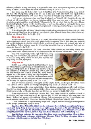 biểu lộ cụ thể nhất: “Không phải chúng ta đã yêu mến Thiên Chúa, nhưng chính Người đã yêu thương
chúng ta, và sai Con của Người đến làm lễ đền tội cho chúng ta” ( 1Ga 4, 10 ).
Đức Giêsu nhập thể để thực hiện Thánh Ý Đức Chúa Cha. "Tôi tự trời mà xuống, không phải để
làm theo ý tôi, nhưng theo ý Đấng đã sai tôi" ( Ga 6, 38 ). Qua nhiệm tích Thánh Thể, Người tự hiến
mình thành lương thực trường sinh. "Ai ăn thịt và uống máu tôi thì được sống muôn đời" ( Ga 6, 54 ).
“Anh em hãy yêu thương nhau, như Thầy đã yêu anh em” ( Ga 15, 12 ). Người truyền cho các
môn đệ hãy bắt chước Người yêu thương hoàn toàn xả kỷ vị tha, sống cho, sống vì tha nhân, một cấp
độ yêu thương trổi vượt hơn so với cấp độ: “Yêu người như thể yêu mình” theo như Cựu Ước đã dạy.
Như thế sống là yêu thương với tâm tình khiêm tốn, hy sinh bản thân, phục vụ mọi người, không phân
biệt thân sơ hay thù địch. “Các con hãy yêu thương thù địch và cầu nguyện cho những kẻ ngược đãi các
con” ( Mt 5, 43 – 44 ).
Thánh Phaolô diễn giải thêm:“Hãy chúc lành cho kẻ bắt bớ, chúc lành chứ đừng chúc dữ… Nếu
kẻ thù ngươi đói hãy cho nó ăn; nó khát hãy cho nó uống… Chớ để sự dữ thắng được ngươi, nhưng hãy
lấy lành mà thắng dữ” ( Rm 12, 14, 20 – 21 ).
Sống hiệp nhất
Với Mình và Máu Thánh, Chúa quy tụ mọi người hiệp nhất với Người, trở nên chi thể của Người.
"Ai ăn thịt và uống máu tôi, thì ở lại trong tôi, và tôi ở lại trong người ấy" ( Ga 6, 56 ). Sống hiệp nhất chặt
chẽ với Đức Giêsu thì tín hữu Kitô mới có thể nhờ Người mà trở nên công chính và thánh hóa. “Ai ở lại
trong Thầy và Thầy ở lại trong người ấy, thì người ấy sinh nhiều hoa trái, vì không có Thầy, anh em
chẳng làm được gì” ( Ga 15, 5 ).
Thánh Phaolô giải thích Bí Tích Thánh Thể là biểu tượng của tình yêu, cảm thông và hợp nhất:
“Chúng ta tuy nhiều, nhưng cùng chia sẻ một tấm bánh và làm nên một thân thể Đức Kitô” ( 1 Cr 10, 17 ).
Hiệp nhất trong tình yêu với Ba Ngôi Thiên Chúa, đồng
thời hiệp nhất với tha nhân, có nghĩa mỗi người thoát ra khỏi
vỏ ốc vị kỷ, ích kỷ, để hy sinh và dấn thân, hòa nhịp vào cuộc
sống chung hòa bình, hạnh phúc.
Sống bình an
Một khi sống kết hợp chặt chẽ với Chúa Giêsu, thì chẳng
còn thế lực hắc ám, quyền lực sự dữ nào có thể chia rẽ, phân ly
khỏi quyền năng Người. Dù bị đe dọa bằng bạo lực, tù tội, áp
bức và bách hại, thì Kitô hữu vẫn cảm thấy bình an, sẵn sàng
đón nhận mọi cực hình, kể cả án tử hình, như chứng nhân JB
Nguyễn Hữu Cầu, người tù thế kỷ, đã từng trải nghiệm. “Thầy
để lại bình an cho anh em, Thầy ban cho anh em bình an của
Thầy. Thầy ban cho anh em không như thế gian ban tặng. Lòng
anh em đừng xao xuyến cũng đừng sợ hãi” ( Ga 14, 27 ).
Bình an viên mãn của Chúa không phải tạm bợ và phù du như của thế gian. Đức Chúa Thánh
Thần luôn ban bình an kịp thời cho những ai sống trong hồng ân với Lời Chúa và Thánh Thể.
Bình an là tặng phẩm vô giá trước khi Đức Giêsu dấn thân vào cuộc tử nạn, để trở về với Chúa
Cha. Bình an còn là quà biếu hạnh ngộ sau khi Đức Giêsu phục sinh khải hoàn, vào thời điểm các Tông
Đồ còn đang run rẩy, sợ hãi, cửa đóng then gài, “Bình an cho anh em” ( Ga 20, 19.21.26 ).
Trong lời giã từ trước khi hiến thân chịu nạn, Đức Giêsu không quên an ủi, vỗ về các môn đệ và
tín hữu Kitô trước viễn tượng khá đen tối, khi dám can đảm “bỏ mình, vác thập giá” dấn bước theo chân
Người: “Thầy nói với anh em những điều ấy, để trong Thầy anh em được bình an. Trong thế gian, anh
em sẽ phải gian nan khốn khó. Nhưng can đảm lên ! Thầy đã thắng thế gian” ( Ga 16, 33 ).
“Thánh Thể làm cho ta hiệp nhất trong Nhiệm Thể. Dâng lễ, dự lễ mà không yêu thương là mâu
thuẫn, quái gở” ( Đường Hy Vọng, số 362 ).
Lạy Chúa Giêsu Thánh Thể, đã biết bao lần chúng con đón rước Ngài, nhưng lòng chúng con
nguội lạnh, dửng dưng, tệ bạc, bất xứng, vì còn ngổn ngang tham sân si thế gian, nên lòng chúng
con cứ mãi bất an, bấn loạn. Xin Chúa Giêsu Thánh Thể ban Đức Chúa Thánh Thần đến sưởi ấm, đốt
bừng cháy lên niềm tin cậy mến, đổi mới, hiệp nhất, thánh hóa và ban bình an cho chúng con.
Lạy Mẹ Maria, ngày xưa Mẹ cưu mang Đức Giêsu trong cung lòng với bao hồng ân Chúa
Thánh Thần. Xin Mẹ dạy chúng con biết kính cẩn đón rước Thánh Thể Chúa cách xứng đáng và
cũng được nhận lãnh các hoa trái của Thần Khí. Amen.
AM. TRẦN BÌNH AN
7
 