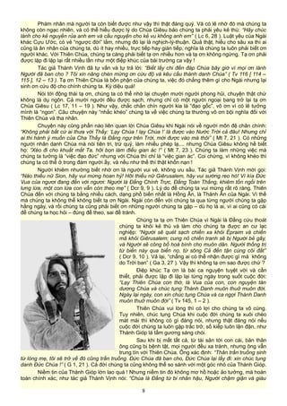 Phàm nhân mà người ta còn biết được như vậy thì thật đáng quý. Và có lẽ nhờ đó mà chúng ta
không còn ngạc nhiên, và có thể hiểu được lý do Chúa Giêsu bảo chúng ta phải yêu kẻ thù: “Hãy chúc
lành cho kẻ nguyền rủa anh em và cầu nguyện cho kẻ vu khống anh em” ( Lc 6, 28 ). Luật yêu của Ngài
khác Cựu Ước, có vẻ “ngược đời” lắm, nhưng đó lại là nghịch-lý-thuận. Quả thật, hiểu cho sâu xa thì ai
cũng là ân nhân của chúng ta, dù ít hay nhiều, trực tiếp hay gián tiếp, nghĩa là chúng ta luôn phải biết ơn
người khác. Với Thiên Chúa, chúng ta càng phải biết tạ ơn nhiều hơn và tạ ơn không ngừng. Tạ ơn phải
được lặp đi lặp lại rất nhiều lần như một điệp khúc của bài trường ca vậy !
Tác giả Thánh Vịnh đã tự vấn và tự trả lời: “Biết lấy chi đền đáp Chúa bây giờ vì mọi ơn lành
Người đã ban cho ? Tôi xin nâng chén mừng ơn cứu độ và kêu cầu thánh danh Chúa” ( Tv 116 [ 114 –
115 ], 12 – 13 ). Tạ ơn Thiên Chúa là bổn phận của chúng ta, việc đó chẳng thêm gì cho Ngài nhưng lại
sinh ơn cứu độ cho chính chúng ta. Kỳ diệu quá!
Nói tới động thái tạ ơn, chúng ta có thể nhớ lại chuyện mười người phong hủi, chuyện thật chứ
không là dụ ngôn. Cả mười người đều được sạch, nhưng chỉ có một người ngoại bang trở lại tạ ơn
Chúa Giêsu ( Lc 17, 11 – 19 ). Như vậy, chắc chắn chín người kia là “đạo gốc”, vô ơn vì có lẽ tưởng
mình là “ngon”. Câu chuyện này “nhắc khéo” chúng ta về việc chúng ta thường vô ơn bội nghĩa đối với
Thiên Chúa và tha nhân.
Chuyện này cũng phần nào liên quan lời Chúa Giêsu khi Ngài nói về người môn đệ chân chính:
“Không phải bất cứ ai thưa với Thầy: ‘Lạy Chúa ! lạy Chúa !’ là được vào Nước Trời cả đâu! Nhưng chỉ
ai thi hành ý muốn của Cha Thầy là Đấng ngự trên Trời, mới được vào mà thôi” ( Mt 7, 21 ). Có những
người nhân danh Chúa mà nói tiên tri, trừ quỷ, làm nhiều phép lạ,... nhưng Chúa Giêsu không hề biết
họ: “Xéo đi cho khuất mắt Ta, hỡi bọn làm điều gian ác !” ( Mt 7, 23 ). Chúng ta làm những việc mà
chúng ta tưởng là “việc đạo đức” nhưng với Chúa thì chỉ là “việc gian ác”. Coi chừng, vì không khéo thì
chúng ta có thể ở trong đám người ấy, và nếu như thế thì thật khốn nạn !
Người khiêm nhường biết nhớ ơn là người vui vẻ, không ưu sầu. Tác giả Thánh Vịnh mời gọi:
“Nào thiếu nữ Sion, hãy vui mừng hoan hỷ! Hỡi thiếu nữ Giêrusalem, hãy vui sướng reo hò! Vì kìa Đức
Vua của ngươi đang đến với ngươi: Người là Đấng Chính Trực, Đấng Toàn Thắng, khiêm tốn ngồi trên
lưng lừa, một con lừa con vẫn còn theo mẹ” ( Dcr 9, 9 ). Lý do để chúng ta vui mừng rất rõ ràng. Thiên
Chúa đến với chúng ta bằng nhiều cách, dạng phổ biến nhất là Hồng Ân, là Thánh Ân của Ngài. Vì thế
mà chúng ta không thể không biết tạ ơn Ngài. Ngài còn đến với chúng ta qua từng người chúng ta gặp
hằng ngày, và rồi chúng ta cũng phải biết ơn những người chúng ta gặp – dù họ là ai, vì ai cũng có cái
để chúng ta học hỏi – đúng để theo, sai để tránh.
Chúng ta tạ ơn Thiên Chúa vì Ngài là Đấng cứu thoát
chúng ta khỏi kẻ thù và làm cho chúng ta được an cư lạc
nghiệp: “Người sẽ quét sạch chiến xa khỏi Épraim và chiến
mã khỏi Giêrusalem; cung nỏ chiến tranh sẽ bị Người bẻ gãy,
và Người sẽ công bố hoà bình cho muôn dân. Người thống trị
từ biển này qua biển nọ, từ sông Cả đến tận cùng cõi đất”
( Dcr 9, 10 ). Vả lại, “chẳng ai có thể nhận được gì mà không
do Trời ban” ( Ga 3, 27 ). Vậy thì không tạ ơn sao được chứ ?
Điệp khúc Tạ ơn là bài ca nguyện tuyệt vời và cần
thiết, phải được lặp đi lặp lại từng ngày trong suốt cuộc đời:
“Lạy Thiên Chúa con thờ, là Vua của con, con nguyện tán
dương Chúa và chúc tụng Thánh Danh muôn thuở muôn đời.
Ngày lại ngày, con xin chúc tụng Chúa và ca ngợi Thánh Danh
muôn thuở muôn đời” ( Tv 145, 1 – 2 ).
Thiên Chúa vui lòng thì có lợi cho chúng ta vô cùng.
Tuy nhiên, chúc tụng Chúa khi cuộc đời chúng ta xuôi chèo
mát mái thì không có gì đáng nói, nhưng thật đáng nói nếu
cuộc đời chúng ta luôn gặp trắc trở, số kiếp luôn lận đận, như
Thánh Gióp là tấm gương sáng chói.
Sau khi bị mất tất cả, từ tài sản tới con cái, bản thân
ông cũng bị bệnh tật, mọi người đều xa tránh, nhưng ông vẫn
trung tín với Thiên Chúa. Ông xác định: “Thân trần truồng sinh
từ lòng mẹ, tôi sẽ trở về đó cũng trần truồng. Đức Chúa đã ban cho, Đức Chúa lại lấy đi: xin chúc tụng
danh Đức Chúa !” ( G 1, 21 ). Cả đời chúng ta cũng không thể so sánh với một góc nhỏ của Thánh Gióp.
Niềm tin của Thánh Gióp lớn lao quá ! Nhưng niềm tin đó không mơ hồ hoặc ảo tưởng, mà hoàn
toàn chính xác, như tác giả Thánh Vịnh nói: “Chúa là Đấng từ bi nhân hậu, Người chậm giận và giàu
8
 