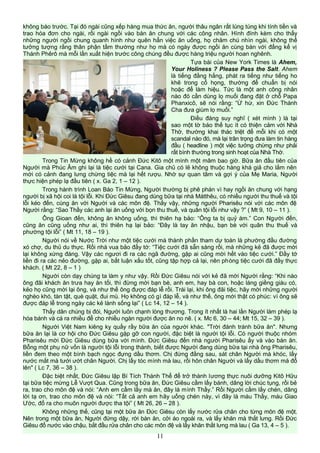 không báo trước. Tại đó ngài cũng xếp hàng mua thức ăn, người thâu ngân rất lúng túng khi tính tiền và
trao hóa đơn cho ngài, rồi ngài ngồi vào bàn ăn chung với các công nhân. Hình đính kèm cho thấy
những người ngồi chung quanh hình như quên hẳn việc ăn uống, họ chăm chú nhìn ngài, không thể
tưởng tượng rằng thân phận tầm thường như họ mà có ngày được ngồi ăn cùng bàn với đấng kế vị
Thánh Phêrô mà mỗi lần xuất hiện trước công chúng đều được hàng triệu người hoan nghênh.
Tựa bài của New York Times là Ahem,
Your Holiness ? Please Pass the Salt. Ahem
là tiếng đằng hắng, phát ra tiếng như tiếng ho
khẽ trong cổ họng, thường để chuẩn bị nói
hoặc để làm hiệu. Tức là một anh công nhân
nào đó cần dùng lọ muối đang đặt ở chỗ Papa
Phanxicô, sẽ nói rằng: “Ừ hừ, xin Đức Thánh
Cha đưa giùm lọ muối.”
Điều đáng suy nghĩ ( xét mình ) là tại
sao một tờ báo thế tục ít có thiện cảm với Nhà
Thờ, thường khai thác triệt để mỗi khi có một
scandal nào đó, mà lại trân trọng đưa làm tin hàng
đầu ( headline ) một việc tưởng chừng như phải
rất bình thường trong sinh hoạt của Nhà Thờ.
Trong Tin Mừng không hề có cảnh Đức Kitô một mình một mâm bao giờ. Bữa ăn đầu tiên của
Người mà Phúc Âm ghi lại là tiệc cưới tại Cana. Gia chủ có lẽ không thuộc hàng khá giả cho lắm nên
mới có cảnh đang lưng chừng tiệc mà lại hết rượu. Nhờ sự quan tâm và gợi ý của Mẹ Maria, Người
thực hiện phép lạ đầu tiên ( x. Ga 2, 1 – 12 ).
Trong hành trình Loan Báo Tin Mừng, Người thường bị phê phán vì hay ngồi ăn chung với hạng
người bị xã hội coi là tội lỗi. Khi Đức Giêsu đang dùng bữa tại nhà Mátthêu, có nhiều người thu thuế và tội
lỗi kéo đến, cùng ăn với Người và các môn đệ. Thấy vậy, những người Pharisêu nói với các môn đệ
Người rằng: “Sao Thầy các anh lại ăn uống với bọn thu thuế, và quân tội lỗi như vậy ?” ( Mt 9, 10 – 11 ).
Ông Gioan đến, không ăn không uống, thì thiên hạ bảo: “Ông ta bị quỷ ám.” Con Người đến,
cũng ăn cũng uống như ai, thì thiên hạ lại bảo: “Đây là tay ăn nhậu, bạn bè với quân thu thuế và
phường tội lỗi” ( Mt 11, 18 – 19 ).
Người nói về Nước Trời như một tiệc cưới mà thành phần tham dự toàn là phường đầu đường
xó chợ, du thủ du thực. Rồi nhà vua bảo đầy tớ: “Tiệc cưới đã sẵn sàng rồi, mà những kẻ đã được mời
lại không xứng đáng. Vậy các ngươi đi ra các ngã đường, gặp ai cũng mời hết vào tiệc cưới.” Đầy tớ
liền đi ra các nẻo đường, gặp ai, bất luận xấu tốt, cũng tập hợp cả lại, nên phòng tiệc cưới đã đầy thực
khách. ( Mt 22, 8 – 1 )
Người còn dạy chúng ta làm y như vậy. Rồi Đức Giêsu nói với kẻ đã mời Người rằng: “Khi nào
ông đãi khách ăn trưa hay ăn tối, thì đừng mời bạn bè, anh em, hay bà con, hoặc láng giềng giàu có,
kẻo họ cũng mời lại ông, và như thế ông được đáp lễ rồi. Trái lại, khi ông đãi tiệc, hãy mời những người
nghèo khó, tàn tật, què quặt, đui mù. Họ không có gì đáp lễ, và như thế, ông mới thật có phúc: vì ông sẽ
được đáp lễ trong ngày các kẻ lành sống lại” ( Lc 14, 12 – 14 ).
Thấy dân chúng bị đói, Người luôn chạnh lòng thương. Trong ít nhất là hai lần Người làm phép lạ
hóa bánh và cá ra nhiều để cho nhiều ngàn người được ăn no nê. ( x. Mc 6, 30 – 44; Mt 15, 32 – 39 ).
Người Việt Nam kiêng kỵ quấy rầy bữa ăn của người khác. "Trời đánh tránh bữa ăn". Nhưng
bữa ăn lại là cơ hội cho Đức Giêsu gặp gỡ con người, đặc biệt là người tội lỗi. Có người thuộc nhóm
Pharisêu mời Đức Giêsu dùng bữa với mình. Đức Giêsu đến nhà người Pharisêu ấy và vào bàn ăn.
Bỗng một phụ nữ vốn là người tội lỗi trong thành, biết được Người đang dùng bữa tại nhà ông Pharisêu,
liền đem theo một bình bạch ngọc đựng dầu thơm. Chị đứng đằng sau, sát chân Người mà khóc, lấy
nước mắt mà tưới ướt chân Người. Chị lấy tóc mình mà lau, rồi hôn chân Người và lấy dầu thơm mà đổ
lên" ( Lc 7, 36 – 38 ).
Đặc biệt nhất, Đức Giêsu lập Bí Tích Thánh Thể để trở thành lương thực nuôi dưỡng Kitô Hữu
tại bữa tiệc mừng Lễ Vượt Qua. Cũng trong bữa ăn, Đức Giêsu cầm lấy bánh, dâng lời chúc tụng, rồi bẻ
ra, trao cho môn đệ và nói: “Anh em cầm lấy mà ăn, đây là mình Thầy.” Rồi Người cầm lấy chén, dâng
lời tạ ơn, trao cho môn đệ và nói: “Tất cả anh em hãy uống chén này, vì đây là máu Thầy, máu Giao
Ước, đổ ra cho muôn người được tha tội” ( Mt 26, 26 – 28 ).
Không những thế, cũng tại một bữa ăn Đức Giêsu còn lấy nước rửa chân cho từng môn đệ một.
Nên trong một bữa ăn, Người đứng dậy, rời bàn ăn, cởi áo ngoài ra, và lấy khăn mà thắt lưng. Rồi Đức
Giêsu đổ nước vào chậu, bắt đầu rửa chân cho các môn đệ và lấy khăn thắt lưng mà lau ( Ga 13, 4 – 5 ).
11
 