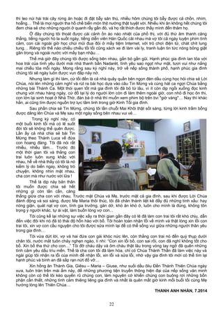 thì leo núi hái trái cây rừng ăn hoặc đi đặt bẫy săn thú, nhiều hôm chúng tôi bẫy được cả chồn, nhím,
hoẵng… Thế là mọi người tha hồ chế biến món thịt nướng thật tuyệt vời. Nhiều khi ăn không hết chúng tôi
đem chia sẻ cho những người ở quanh rẫy gần đó, và họ rất thích đươc thấy mình đến thăm họ.
Ở đây chúng tôi thoát được cái cảnh ồn ào náo nhiệt của phố thị, với đủ thứ âm thanh căng
thẳng, tiếng người hò la suốt ngày, tiếng diễn viên Hàn Quốc cãi nhau mà vợ tôi cả ngày luyện phim tình
cảm, con cái ngoài giờ học chúi mũi đua đòi ở mấy tiệm Internet, với trò chơi điện tử, chát chít lung
tung… Riêng tôi thế nào chiều chiều tối tối cũng xách xe đi làm vài ly, tranh luận tin tức nóng bỏng giật
gân trong và ngoài nước với mấy bạn nhậu…
Thế mà giờ đây chúng tôi được sống bên nhau, gắn bó gần gũi. Hạnh phúc gia đình lan tỏa với
hoa trái của tình yêu dưới mái nhà thanh bần Nadarét, tình yêu sao ngọt như mật, tươi vui như nắng
mai chiếu tỏa mỗi ngày. Mong rằng sau kỳ nghỉ này, trở về nếp sống thành phố, hạnh phúc gia đình
chúng tôi sẽ ngày luôn được vun đắp nảy nở.
Nhưng làm gì thì làm, cứ tối đến là cả nhà quây quần bên ngọn đèn dầu cùng học hỏi chia sẻ Lời
Chúa, nói lên những cảm nghĩ và rút ra bài học dựa vào câu Tin Mừng và cùng hát ca ngợi Chúa bằng
những bài Thánh Ca. Một thói quen tốt mà gia đình tôi đã bỏ từ lâu, vì ít còn dịp ngồi xuống đọc kinh
chung với nhau hàng ngày, cứ đổ tại lý do người lớn còn đi làm thêm ngoài giờ, con nhỏ đi học ôn thi,
con lớn lại sinh hoạt ở Nhà Thờ, đàn bà ở nhà thì muốn xem phim bộ trên tivi "giờ vàng"… Nay thì khác
hẳn, ai cũng tìm được nguồn trợ lực tâm linh trong giờ Kinh Tối gia đình.
Sau phần chia sẻ Tin Mừng, chúng tôi lần chuỗi Mai Khôi thật sốt sáng, từng lời kinh trầm bổng
được dâng lên Chúa và Mẹ sau một ngày sống bên nhau vui vẻ…
Trong kỳ nghỉ này, có
một buổi kinh tối mà có lẽ suốt
đời tôi sẽ không thể quên được.
Lần ấy cả nhà chia sẻ bài Tin
Mừng theo Thánh Luca về đứa
con hoang đàng. Tôi đã nói rất
nhiều, nhiều lắm… Trước đó
một thời gian tôi và thằng con
trai luôn luôn xung khắc với
nhau, hễ về nhà thấy có tôi là nó
kiếm lý do biến ngay, không trò
chuyện, không nhìn mặt nhau,
cha con mà như nước với lửa !
Thế là dịp này bản thân
tôi muốn được chia sẻ hết
những gì còn lấn cấn, căng
thẳng giữa cha con với nhau. Trước mặt Chúa và Mẹ, trước mặt cả gia đình, sau khi được Lời Chúa
đánh động và soi sáng, được Mẹ Maria thôi thúc, tôi đã chân thành liệt kê đầy đủ những tính xấu: hay
nóng giận, quát nạt vợ con, tính gia trưởng, gàn dở, khó ăn khó ở, luôn cho mình là đúng, không tôn
trọng ý người khác, tự ái vặt, làm buồn lòng vợ con...
Tôi cũng kể lại những sự việc xẩy ra thời gian gần đây có lẽ đã làm con trai tôi rất khó chịu, dẫn
đến việc đôi khi nó đã tỏ thái độ hỗn hào với bố. Tôi hoàn toàn nhận lỗi về mình và thật lòng xin lỗi con
trai tôi, xin vợ con cầu nguyện cho tôi được sửa mình lại để có thể sống vui giữa những người thân yêu
trong gia đình…
Tôi vừa dứt lời, vợ và hai đứa con gái khóc nức lên, còn thằng con trai nó đến quỳ thụp dưới
chân tôi, nước mắt tuôn chảy nghẹn ngào, lí nhí: “Con xin lỗi bố, con sai rồi, con đã nghĩ không tốt cho
bố. Xin bố tha thứ cho con…” Tôi đỡ cháu dậy và ôm cháu thật lâu trong vòng tay ngỡ đã quên những
tình cảm yêu dấu trìu mến. Thế là cha con tôi đã làm hòa, chỉ có Chúa Thánh Thần đã làm việc này và
ngài giúp tôi nhận ra lỗi cùa mình để nhận lỗi, xin lỗi và sửa lỗi, nhờ vậy gia đình tôi mới có thể tìm lại
hạnh phúc và bình an đã sắp rạn nứt đổ vỡ…
Xin hồng ân Thánh Gia, Giêsu – Maria – Giuse, như suối dầu ôliu Đền Thánh Thiên Chúa ngày
xưa, tuôn tràn trên mái ấm này, để những phương tiện truyền thông hiện đại của nếp sống văn minh
không còn có thể lôi kéo quyến rũ chúng con, làm nguyên cớ khiến chúng con buông rơi những bổn
phận cần thiết, những tình cảm thiêng liêng gia đình và nhất là quên mất giờ kinh mỗi buổi tối cùng Mẹ
hướng lòng lên Thiên Chúa…
THANH ANH NHÀN, 7.2014
22
 