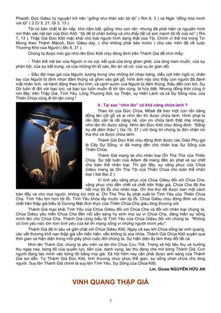 Phaolô: Đức Giêsu tự nguyện trở nên “giống như thân xác tội lội” ( Rm 8, 3 ) và Ngài “đồng hóa mình
với tội” ( 2 Cr 5, 21; Gl 3, 13 ).
Tội có bản chất là ẩn nấp, khó nắm bắt, giống như con rắn, nhưng đã phải hiện ra nguyên hình
nơi thân xác nát tan của Đức Kitô: “tội để lộ chân tướng và cho thấy tất cả sức mạnh tội lỗi của nó” ( Rm
7, 13 ). Thập Giá Đức Kitô mặc khải cho loài người hình dạng thật của Tội. Chính vì thế mà trong Tin
Mừng theo Thánh Máccô, Đức Giêsu dạy, ( chứ không phải báo trước ) cho các môn đệ về cuộc
Thương Khó của Người ( Mc 8, 31 ).
Chúng ta được mời gọi nhìn lên Đức Kitô chịu đóng đinh trên Thánh Giá để nhìn thấy:
- Thân thể nát tan của Người vì roi vọt, kết quả của lòng ghen ghét, của lòng ham muốn, của sự
phản bội, của sự bất trung, và của những lời tố cáo, lên án vô cớ, của vụ án gian dối.
- Đầu đội mạo gai của Người, tượng trưng cho những lời nhạo báng, diễu cợt trên ngôi vị; chân
tay của Người bị đinh nhọn đâm thủng và ghim vào giá gỗ; hình ảnh này cho thấy con người đã đánh
mất nhân tính, và hành động theo thú tính; và cạnh sườn của Người bị đâm thủng, thấu đến con tim. Sự
Dữ luôn đi đôi với bạo lực; và bạo lực luôn muốn đi tới tận cùng, là hủy diệt. Nhưng đồng thời cũng ở
nơi đây, trên Thập Giá, Tình Yêu, Lòng Thương Xót, sự Thiện, sự Hiền Lành và cả Sự Sống nữa, của
Thiên Chúa cũng đi tới tận cùng !
4 . Tại sao “nhìn lên” có khả năng chữa lành ?
Theo lời của Đức Chúa, Môsê đã treo một con rắn bằng
đồng lên cột gỗ và ai nhìn lên thì được chữa lành. Hình phạt bị
rắn độc cắn là rất nặng nề, còn ơn chữa lành thật nhẹ nhàng:
nhìn lên thì được sống. Nhìn lên Đức Kitô chịu đóng đinh: “Đấng
họ đã đâm thâu” ( Ga 19, 37 ) với lòng tin chúng ta đón nhận ơn
tha thứ và được chữa lành.
Thánh Giá Đức Kitô chịu đóng đinh được các Giáo Phụ gọi
là Cây Sự Sống, vì đã mang đến cho nhân loại Sự Sống của
Thiên Chúa.
Thánh Giá mang lại cho nhân loại Ơn Tha Thứ của Thiên
Chúa. Sự bất tuân của Ađam đã mang đến án phạt và sự chết
cho toàn thể nhân loại. Thì giờ đây, sự vâng phục của Chúa
Giêsu mang lại Ơn Tha Tội của Thiên Chúa cho toàn thể nhân
loại ( bài đọc 2 ).
Vì tình yêu vâng phục của Chúa Giêsu đối với Chúa Cha,
vâng phục cho đến chết và chết trên thập giá, Chúa Cha đã tha
hết mọi tội lỗi cho nhân loại. Ơn tha thứ đã được ban một cách
tràn đầy và cho mọi người, không trừ một ai. Ơn Tha Thứ ấy phát xuất từ Tình Yêu của Thiên Chúa
Cha. Tình Yêu lớn hơn tội lỗi. Tình Yêu khỏa lấp muôn vàn tội lỗi. Chúa Giêsu chịu đóng đinh và chịu
chết trên thập giá biểu lộ Gương Mặt đích thực của Thiên Chúa Cha giàu lòng thương xót.
Thánh Giá mạc khải Tình Yêu của Chúa Giêsu đối với Chúa Cha và đối với nhân loại chúng ta.
Chúa Giêsu yêu mến Chúa Cha đến nỗi sẵn sàng hy sinh mọi sự vì Chúa Cha, dâng hiến sự sống
mình lên cho Chúa Cha. Thánh Giá cũng biểu lộ Tình Yêu của Chúa Giêsu đối với chúng ta: "Không
có tình yêu nào lớn hơn tình yêu của kẻ thí mạng sống vì những người mình yêu".
Thánh Giá đã in sâu và gắn chặt với Chúa Giêsu Kitô. Ngay cả sau khi Chúa sống lại vinh quang,
các vết thương khổ nạn thập giá vẫn hiển hiện, vẫn không bị xóa nhòa. Thánh Giá Chúa Kitô xuyên qua
thời gian và hiện diện trong mỗi giây phút cuộc đời chúng ta. Sự hiện diện ấy làm thay đổi tất cả.
Nhìn lên Thánh Giá, chúng ta yêu mến và tôn thờ Chúa Cứu Thế. Trong xã hội tiêu thụ và hưởng
thụ ngày nay, bóng tối của quyền lực, tiền của, danh vọng, lạc thú đang che mờ bóng Thánh Giá. Con
người đang lao mình vào bóng tối bằng mọi giá. Xã hội hôm nay cần phải được ánh sáng của Thánh
Giá soi dẫn. Từ Thánh Giá Ðức Kitô, tình thương chúc phúc thế gian, sự sống chan chứa cho lòng
người. Suy tôn Thánh Giá chính là suy tôn Tình Yêu, Sự Sống của Chúa Kitô.
Lm. Giuse NGUYỄN HỮU AN
VINH QUANG THẬP GIÁ
7
 