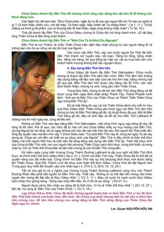 Chúa Giêsu thanh tẩy Đền Thờ để chứng minh rằng việc dâng thú vật làm lễ tế không còn
thích đáng nữa.
Các Ngôn Sứ đã loan báo: “Đức Chúa phán, ngần ấy hy lễ của các ngươi đối với Ta nào có nghĩa lý
gì ? Lễ toàn thiêu chiên cừu, mỡ bê mập, Ta chán ngấy. Máu chiên dê Ta chẳng thèm.” ( Is 1, 11 ). "Chúa
chẳng ưa thích gì tế phẩm, con có thượng tiến lễ toàn thiêu, Ngài cũng không chấp nhận" ( Tv 50, 16 ).
Thái độ thanh tẩy Đền Thờ của Chúa Giêsu chứng tỏ Chúa đòi hỏi lòng thành kính. Lễ vật đẹp
lòng Thiên Chúa là tấm lòng chân thành.
Chúa Giêsu thanh tẩy Đền Thờ vì "Nhà Cha Ta là Nhà Cầu Nguyện"
Đền Thờ là nơi Thánh, là chốn Thiên Chúa hiện diện tiếp nhận phụng tự của người dâng lễ và
thông ban cho họ sự sống và các ân huệ của Người.
Các chức sắc Đền Thờ, các con buôn người Do Thái đã biến
Đền Thờ thành nơi huyên náo, nổi loạn. Tiếng bò rống, tiếng chiên
kêu, tiếng rao hàng, lời qua tiếng lại mặc cả, cãi cọ mua bán làm cho
khách hành hương không thể cầu nguyện được.
4. Xây dựng Đền Thờ tâm hồn
Chúa Giêsu đã thanh tẩy Đền Thờ Giêrusalem. Chúa muốn
chúng ta thanh tẩy Đền Thờ tâm hồn mình. Đền Thờ tâm hồn không
xây dựng bằng vật liệu cao cấp của các thứ kim loại, bằng những loại
gỗ quý giá. Đền Thờ tâm hồn được xây bằng các Bí Tích, các việc
lành thánh thiện, những hy sinh, lòng yêu mến Thiên Chúa.
Trong Đức Kitô, chúng ta đã trở nên Đền Thờ sống động và đã
được cung hiến ngày lãnh nhận phép Thánh Tẩy. Thánh Phaolô minh
định: “Anh em là Đền Thờ của Thiên Chúa và Thánh Thần Thiên Chúa
ngự trong Đền Thờ ấy”.
Đó là một hồng ân cao cả mà Thiên Chúa dành cho mỗi tín hữu
qua Đức Giêsu Kitô. Thiên Chúa yêu thích ngự nơi Đền Thờ tâm hồn
chúng ta hơn là Đền Thờ bằng gỗ đá, dù là gỗ thơm đá quý. Bởi lẽ Đền
Thờ bằng gỗ đá, dẫu có xinh đẹp và đồ sộ như Đền Thờ Latêranô đi
chăng nữa thì một ngày kia, cũng sẽ tiêu tan.
Không có Đền Thờ nào đẹp bằng Đền Thờ Giêrusalem, một công trình nguy nga tráng lệ xây cất
ròng rã 46 năm. Khi đi qua, các môn đệ tự hào chỉ cho Chúa Giêsu thấy sự huy hoàng của Đền Thờ,
nhưng Người lại nói rằng: sẽ có ngày không còn hòn đá nào trên hòn đá nào. Khi người Do Thái chất vấn:
Ông lấy quyền nào mà làm như vậy ? Chúa Giêsu bảo: "Cứ phá Đền Thờ này đi, trong ba ngày Ta sẽ xây
dựng lại. Chúa ám chỉ đến cái chết và sự phục sinh của Người". Đền Thờ ở đây chính là thân thể Đức
Giêsu mà mỗi người Kitô hữu là một viên đá sống động xây dựng nên Đền Thờ ấy. Thân thể phục sinh
của Chúa là Đền Thờ mới, nơi con người thờ phượng Thiên Chúa cách đích thực, trong tinh thần và trong
chân lý. Chỉ có Thân thể Chúa Kitô và tâm hồn chúng ta mới là Đền Thờ vững bền.
Kỷ niệm ngày cung hiến Vương Cung Thánh Đường Latêranô là dịp suy nghĩ về Đền Thờ đích
thực, là chính thân thể Đức Giêsu Kitô ( Ga 2, 21 ). Chính nơi Đền Thờ này, Thiên Chúa đã thi thố tất cả
quyền năng cứu độ nhân loại. Cũng chính nơi Đền Thờ này sự thờ phượng đích thực mới được dâng
lên Thiên Chúa. Quả thế, Thánh Linh đã phục sinh thân thể Đức Giêsu. Chúa Cha đã đặt Người làm
Trung gian duy nhất để chuyển cầu cho nhân loại ( x. 2Tm 2, 5; Dt 9, 15; 12, 24 ).
Tất cả mọi giá trị và ý nghĩa của Vương Cung Thánh Đường Latêranô cũng như mọi Thánh
Đường Khác đều phải bắt nguồn từ Đền Thờ này. Thật vậy, “không ai có thể đặt nền móng nào khác
ngoài nền móng đã đặt sẵn là Đức Giêsu Kitô.” ( 1Cr 3, 11 ). Máu và nước từ cạnh sườn Đức Giêsu
tuôn chảy như giòng sông. “Sông này chảy đến đâu, thì ở đó có sự sống.” ( Ed 47, 9 ).
Người được phúc đón nhận sự sống đó là Kitô hữu. Vì họ là “thân thể Đức Kitô.” ( 2Cr 12, 27 ).
Bởi đó, họ cũng là “Đền Thờ của Thiên Chúa.” ( 1Cr 3, 16 ).
Lạy Chúa Giêsu Kitô, Chúa đã đuổi những người buôn bán ra khỏi Đền Thờ vì họ đã đem
Đền Thờ biến thành nơi buôn bán, đổi chác. Xin Chúa xua đuổi nhưng thói hư tật xấu ra khỏi tâm
hồn chúng con, để tâm hồn chúng con xứng đáng là Đền Thờ sống động của Thiên Chúa Ba
Ngôi ngự trị. Amen.
Lm. Giuse NGUYỄN HỮU AN
4
 