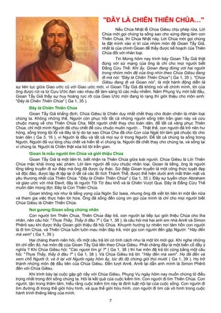 "ĐÂY LÀ CHIÊN THIÊN CHÚA…"
Nếu Chúa Nhật lễ Chúa Giêsu chịu phép rửa, Lời
Chúa mời gọi chúng ta sống sao cho xứng đáng làm con
Thiên Chúa, thì Chúa Nhật này, Lời Chúa mời gọi chúng
ta đặt mình vào vị trí của nhóm môn đệ Gioan Tẩy Giả,
nhất là của chính Gioan để thấy được kế hoạch của Thiên
Chúa đối với nhân loại.
Tin Mừng hôm nay trình bày Gioan Tẩy Giả thật
đúng với sứ mạng của ông là chỉ cho mọi người biết
Đấng Cứu Thế: Khi ấy, Gioan đang đứng với hai người
trong nhóm môn đệ của ông nhìn theo Chúa Giêsu đang
đi mà nói: "Đây là Chiên Thiên Chúa" ( Ga 1, 35 ). "Chúa
Giêsu đang đi và Gioan nói", là một hành động diễn tả
sự liên tục giữa Giao ước cũ với Giao ước mới, vì Gioan Tẩy Giả đã không nói về chính mình, lời của
ông được rút ra từ Cựu Ước đan vào nhau để làm sáng tỏ các mầu nhiềm. Năm Phụng Vụ mới bắt đầu,
Gioan Tẩy Giả thấy sự huy hoàng rực rỡ của Giao Ước mới đang ló rạng thì giới thiệu cho môn sinh:
"Đây là Chiên Thiên Chúa" ( Ga 1, 35 ).
Đây là Chiên Thiên Chúa
Gioan Tẩy Giả khẳng định, Chúa Giêsu là Chiên duy nhất chết thay cho đoàn chiên là nhân loại
chúng ta. Không những thế, Người còn phục hồi tất cả những người sống trên trần gian này và cứu
chuộc mang về cho Thiên Chúa Cha. Một người chết thay cho toàn dân, để tất cả vâng phục Thiên
Chúa; chỉ một mình Người đã chịu chết để cứu chuộc muôn người… Thật thế, con người đã trở nên hư
hỏng, sống trong tội lỗi và đây là lý do tại sao Chúa Cha đã cho Con của Ngài tới làm giá chuộc tội cho
toàn dân ( Ga 3, 16 ), vì Người là đầu và tất cả mọi sự ở trong Người. Để tất cả chúng ta sống trong
Người, Người đã vui lòng chịu chết và hiến tế vì chúng ta, Người đã chết thay cho chúng ta, và sống lại
vì chúng ta. Người là Chiên thật xóa bỏ tội trần gian.
Gioan là mẫu người tìm Chúa và giới thiệu Chúa
Gioan Tẩy Giả là một tiên tri, biết nhận ra Thiên Chúa giữa loài người. Chúa Giêsu là Lời Thiên
Chúa mặc khải trong xác phàm, Lời làm người để cứu chuộc nhân loại. Gioan là tiếng, ông là người
lồng tiếng truyền đi sứ điệp mà ông đã được ủy thác. Sứ điệp Gioan truyền là một công thức tuyệt đẹp
và độc đáo, được lặp đi lặp lại ở tất cả các Bí tích Thánh Thể, được thể hiện dưới ánh mắt thân mật và
yêu thương nhất của Thiên Chúa: "Đây là Chiên Thiên Chúa" ( Ga 1, 35 ). Đây sự tuyển chọn Abraham
và giao ước với nhà Đavit, đây là người Tôi Tớ đau khổ và là Chiên Vượt Qua. Đây là Đấng Cứu Thế
muôn dân mong đợi. Đây là Con Thiên Chúa.
Gioan không nói như là tiếng vọng của Ngôn Sứ Isaia, nhưng ông đã viết lời tiên tri một lần nữa
và tham gia việc thực hiện lời hứa. Ông đã sống đến cùng ơn gọi của mình là chỉ cho mọi người biết
Chúa Giêsu là Chiên Thiên Chúa.
Noi gương Gioan sống chứng nhân
Con người tìm Thiên Chúa, Thiên Chúa đáp trả, con người lại tiếp tục giới thiệu Chúa cho tha
nhân, nên câu hỏi: "Thưa Thầy, Thầy ở đâu ?" ( Ga 1, 38 ). là câu hỏi mà hai anh em nhà Anrê và Simon
Phêrô sau khi được thầy Gioan giới thiệu đã hỏi Chúa. Khuynh hướng tự nhiên nơi tâm hồn con người
là đi tìm Chúa, và Thiên Chúa luôn luôn mau mắn đáp trả, mời gọi con người đến gặp Người: "Hãy đến
mà xem" ( Ga 1, 39 ).
Hai chàng thanh niên hỏi, rồi một câu trả lời có tính cách như là một lời mời gọi. Khi nghe những
lời chỉ dẫn đó, hai môn đệ của Gioan Tẩy Giả liền theo Chúa Giêsu. Phải chăng đây là một biến cố đầy ý
nghĩa ? Khi Chúa Giêsu hỏi: "Các ngươi tìm gì ?" ( Ga 1, 38 ) thì hai môn đệ trả lời cũng bằng một câu
hỏi: "Thưa Thầy, thầy ở đâu ?" ( Ga 1, 38 ). Và Chúa Giêsu trả lời: "Hãy đến mà xem". Họ đã đến và
xem chỗ Người ở, và ở lại với Người ngày hôm ấy, lúc đó độ chừng giờ thứ mười ( Ga 1, 39 ). Họ trở
thành những môn đệ đầu tiên của Chúa Giêsu. Đến lượt Anrê, Anrê lại dẫn anh mình là Simon Phêrô
đến với Chúa Giêsu.
Khi trình bày lại cuộc gặp gỡ nầy với Chúa Giêsu, Phụng Vụ ngày hôm nay muốn chứng tỏ điều
trọng nhất trong đời sống chúng ta. Hỏi là kết quả của cuộc kiếm tìm. Con người đi tìm Thiên Chúa. Con
người, tận trong thâm tâm, hiểu rằng cuộc kiếm tìm này là định luật nội tại của cuộc sống. Con người đi
tìm đường đi trong thế giới hữu hình, và qua thế giới hữu hình, con người đi tìm cái vô hình trong cuộc
hành trình thiêng liêng của mình.
7
 