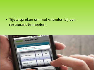 Tijd afspreken om met vrienden bij een restaurant te meeten. 