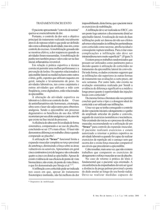 R. Into, Rio de Janeiro, v. 2, n. 3, p. 1-60, set/dez. 2004 9
TRATAMENTOINCRUENTO
Opacienteapresentando“cotovelodotenista”
queixa-seessencialmentededor.
Portanto, o controle da dor será o objetivo
principal do tratamento realizado inicialmente
atravésdorepousorelativoquepodeserdefinido
nãocomoaabstençãodaatividade,massim,como
controledoexcesso.Aimobilizaçãogessadanão
semostrouefetiva;adorreapareceuquandoas
atividadesforamreassumidas.Aimobilizaçãodo
punhotemtambémpoucovaloranãosernafase
inicial,inflamatóriaereversível.
Em relação à prática esportiva a técnica
corretairápermitirumamelhorperformanceea
prevençãodelesões.Osesportesrelacionadosà
epicondilitelateraloumedialincluementreoutros
otênis,golfe,esportesqueutilizamraquetesem
geral, natação e levantamento de peso. As
atividades laborativas, tais como carpintaria e
outras atividades que utilizam a mão com
freqüência,comodigitadores,estãorelacionadas
àsepicondilite.
A alteração da atividade esportiva ou
laborativaéefetivanocontroledador. O uso
deantiinflamatóriosnãohormonais,crioterapia,
ultra-somelasersãoadjuvantesparaobtermos
analgesia. Sendo a epicondilite um processo
degenerativo os benefícios do uso dos AINH
ocorreriamporseuefeitoanalgésicoepelasinovite
queexistenafaseinicialdoprocesso.
Aeficiênciadoultra-somfoiavaliadadeforma
sistemática, comparando-o ao uso de placebo,
concluindo-seser15%maiseficaz. Olasernão
demonstroudiferençaemtrabalhoclínicoquando
comparado ao placebo*
.
A utilização de “brace” funcional limita a
expansãomuscularcompletanoterçoproximal
doantebraço,diminuindoaforçasobreasáreas
vulneráveisousensíveis.Apresentamemgeral
cincocentímetros(cm)delarguraesãocolocados
quatroacincocmdistalaoepicôndilo.Apesarde
existirevidênciadesuaeficáciadopontodevista
biomecânico,nãoexiste,dopontodevistaclínico,
oquefoidemonstradoporStruijsetal14,15
.
Ainfiltraçãocomcorticóidepodeserindicada
nos casos em que, apesar do tratamento
fisioterápico instituído, não há melhora da dor
impossibilitando,destaforma,queopacienteinicie
osexercíciosdereabilitação.
AinfiltraçãodeveserrealizadanoERCC,em
umpontologoanteriorediscretamentedistalao
epicôndilolateral.Arealizaçãodemaisdeduas
infiltrações pode ser danosa devido aos efeitos
adversosrelacionadosàsinfiltraçõesperitendíneas
comcorticóidecomonecrose,atrofiateciduale
conseqüenterupturatendínea.Paraevitarestas
complicações a infiltração não deve ser
intratendinosanemmuitosuperficial16
.(Figura5)
Existempoucostrabalhosrandomizadosque
possam ser utilizados como parâmetro para a
decisão quanto à utilização de corticóides no
tratamento da epicondilite lateral do cotovelo.
Detodaforma,osdadosexistentessugeremque
as infiltrações são superiores às outras formas
detratamentonasavaliaçõesacurtoprazo,até
seis semanas. Por outro lado, não existiu na
avaliação sistemática realizada por Smidt a
evidência de diferença significativa a médio e
longoprazoquantoàsuperioridadedasinjeções
locaiscomcorticóide17
.
Damesmaformaaliteraturanãonospermite
concluir qual seria o tipo e a dosagem ideal do
corticóideaserutilizadonasinfiltrações.
Umavezquesetenhaconseguidoocontrole
dadoropacienteiniciaráoalongamentoeoganho
da amplitude articular do punho e cotovelo,
seguidodeexercíciosisométricoseisocinéticos.
Nãoexistindodorinicia-seoprocessodereforço
muscular,recomendando-seautilizaçãodeum
“brace” para controle da expansão muscular.
O paciente realizará exercícios e estará
autorizado a retornar a prática esportiva ou
atividadelaborativaquandoforcapazderealizar
exercícios de repetição até o cansaço sem que
ocorra dor e exista força muscular comparável
aosníveisqueprecederamaepicondilite.
Caberessaltar,maisumavez,quenãoexistem
trabalhos que comparem os exercícios de
alongamentoereforçomuscularaousodeplacebo.
No caso de retorno à prática do tênis é
fundamental que o paciente seja orientado. A
circunferênciadaempunhaduradeveráserigual
a distância da prega palmar proximal a ponta
do dedo anular ao longo do seu bordo radial.
Deve-se realizar medidas capazes de
* Dispositivo de imobilização
 