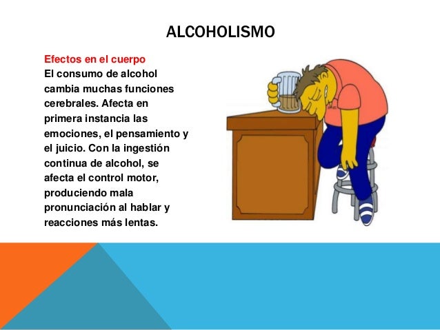 La madre bebe la orina del hijo