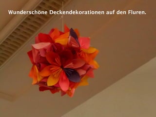 Wunderschöne Deckendekorationen auf den Fluren.
 