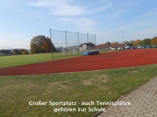 Großer Sportplatz - auch Tennisplätze
gehören zur Schule
 