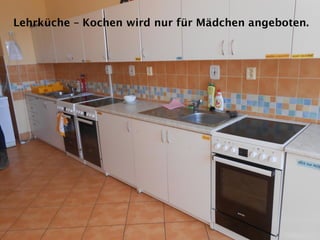 Lehrküche – Kochen wird nur für Mädchen angeboten.
 