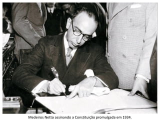 Medeiros Netto assinando a Constituição promulgada em 1934.
 