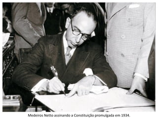 Medeiros Netto assinando a Constituição promulgada em 1934.
 