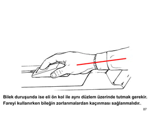 87
3- Bilekleri Doğal Tut
Bilek duruşunda ise eli ön kol ile aynı düzlem üzerinde tutmak gerekir.
Fareyi kullanırken bileğin zorlanmalardan kaçınması sağlanmalıdır..
 