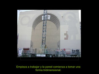 Empieza a trabajar y la pared comienza a tomar una forma tridimensional. 